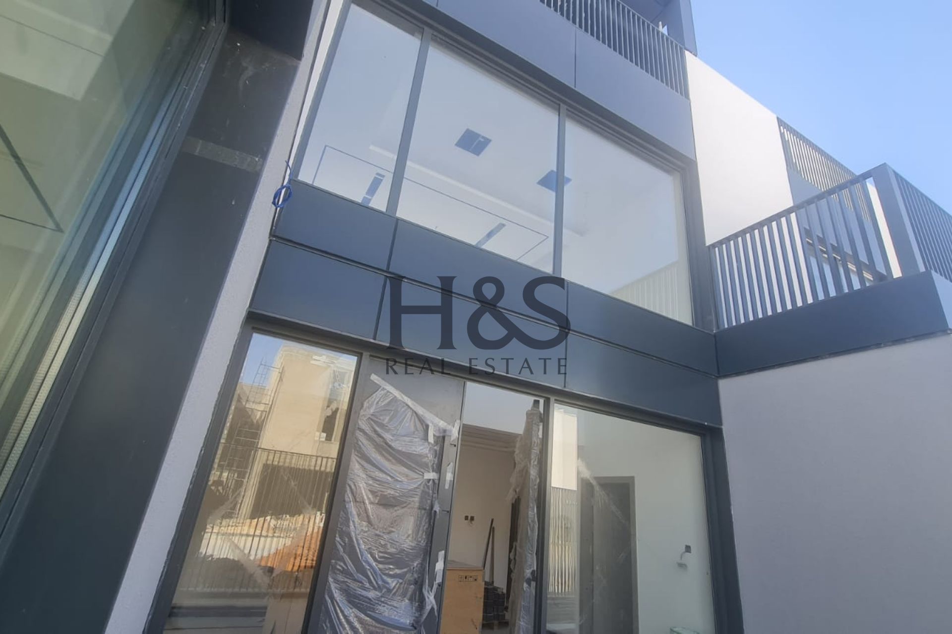 Corner 5BR Luxury Villa with Pool | District 9 | Near Amenities