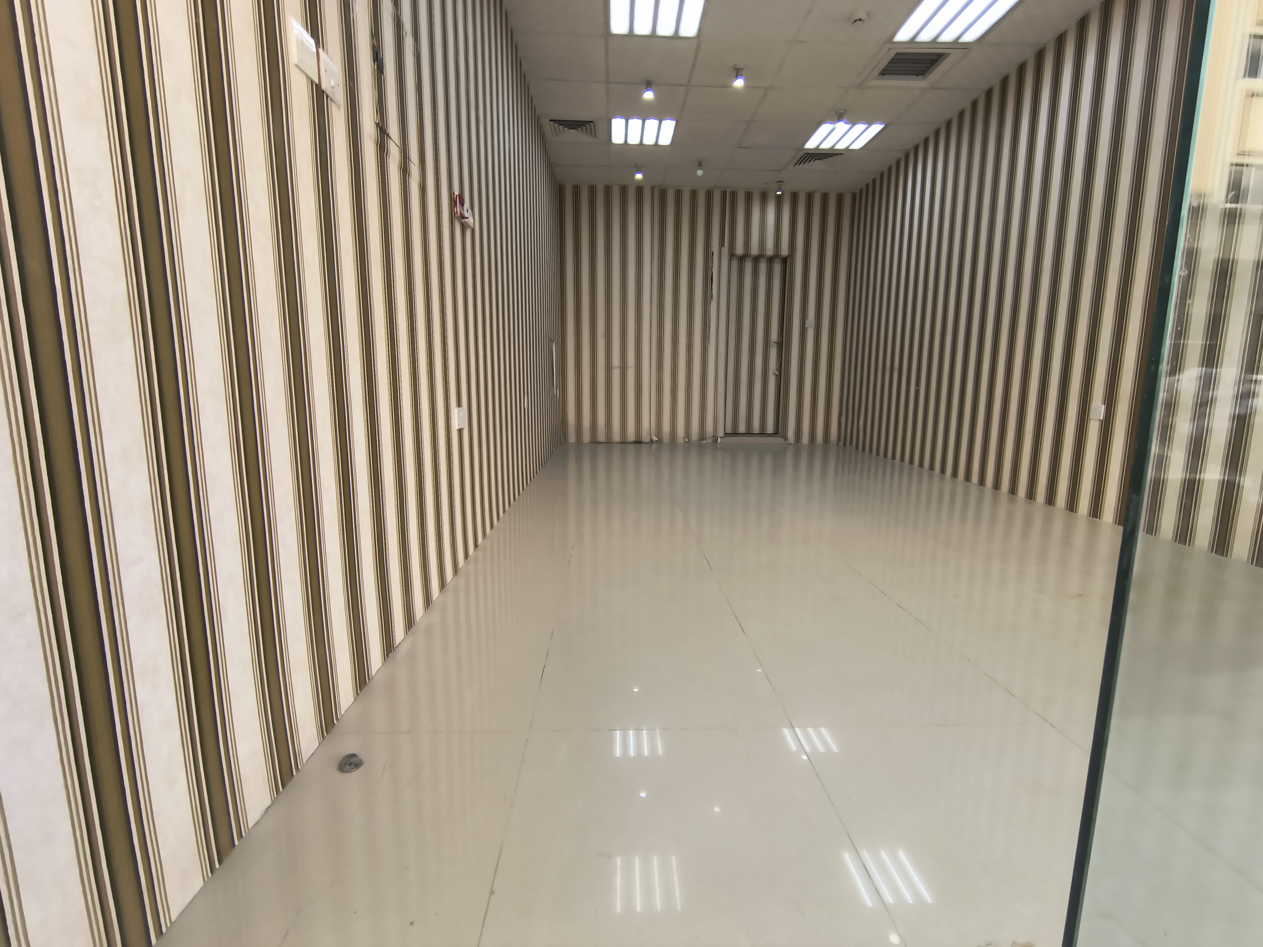 SPECIOUS SHOP WITH BATHROOM AVAILABLE FOR RENT NEW MUWAILEH CLOSE TO SAFARI MALL 19K 4 PAYMENT