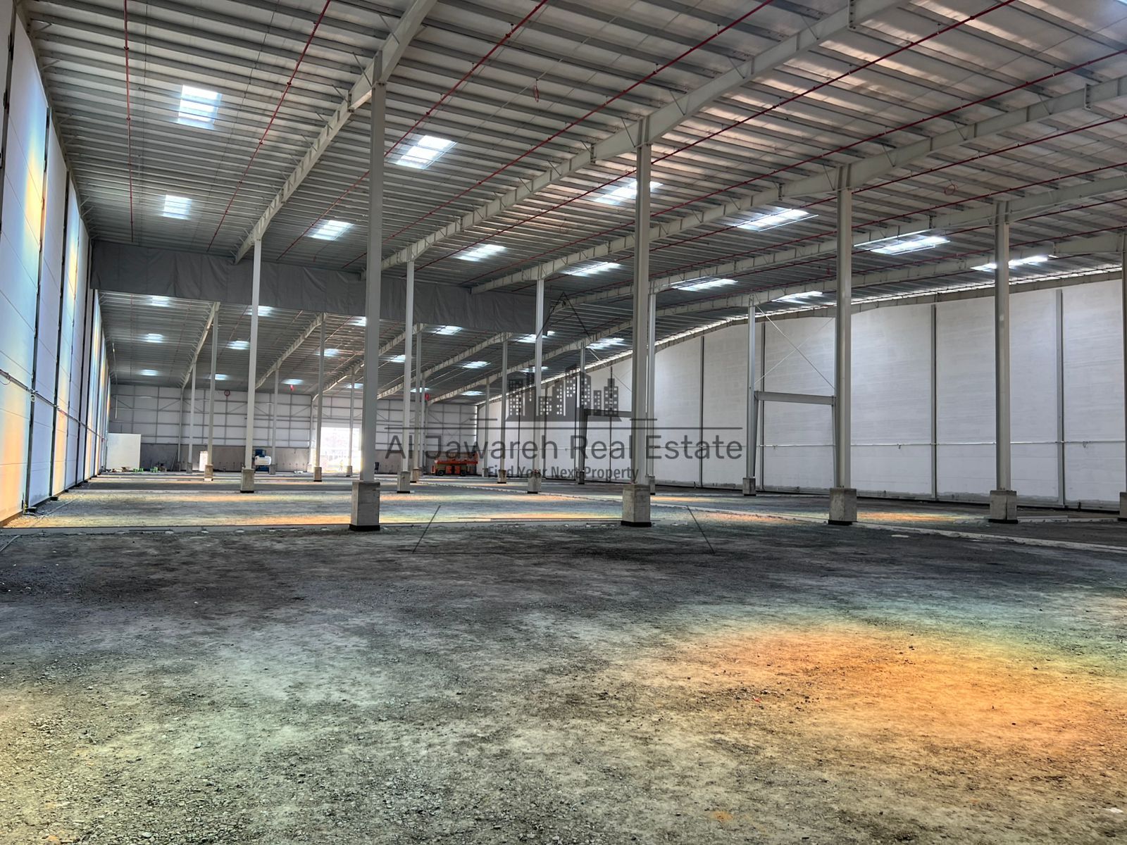 Warehouse for rent, 41,515 sq ft, price 30 dirhams per sq ft, height 14 meters