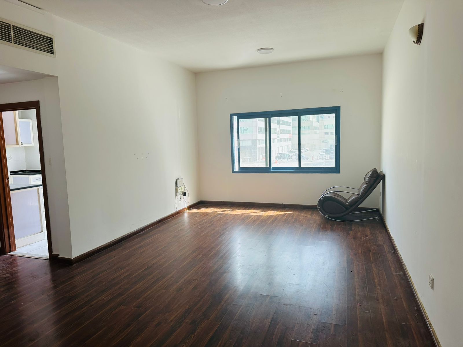 Free air conditioning. Balcony with open city view. Built-in wardrobes. Central AC and central gas, well distributed between rooms. Very spacious lay