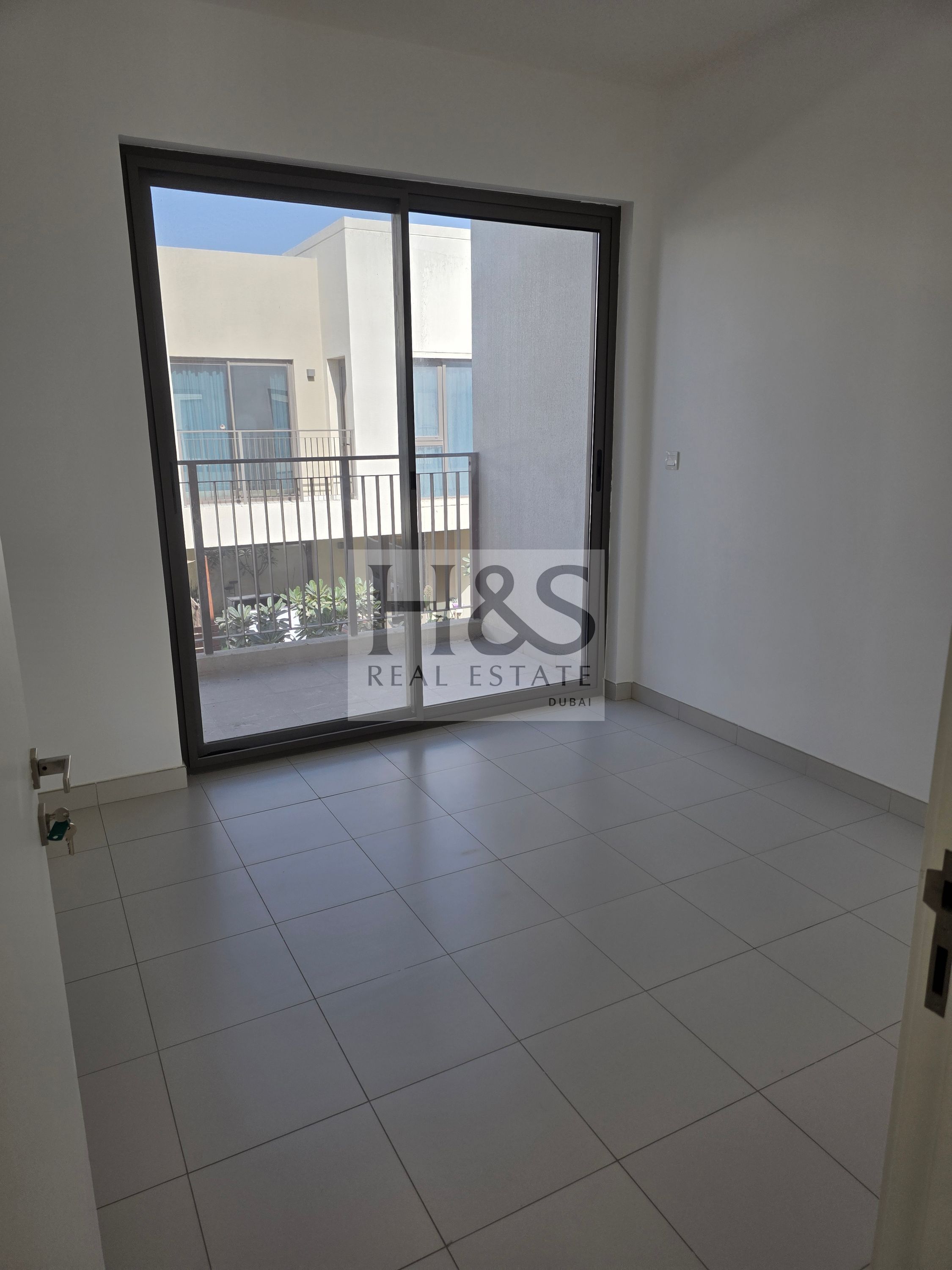 INFRONT OF PARK | NEAR TO AMENITIES | VACANT