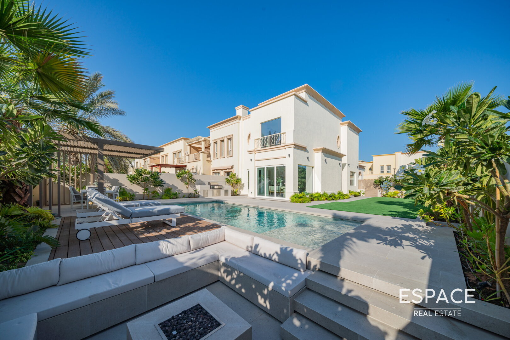 4 BR | Exclusive | Luxury Villa | Fully Extended