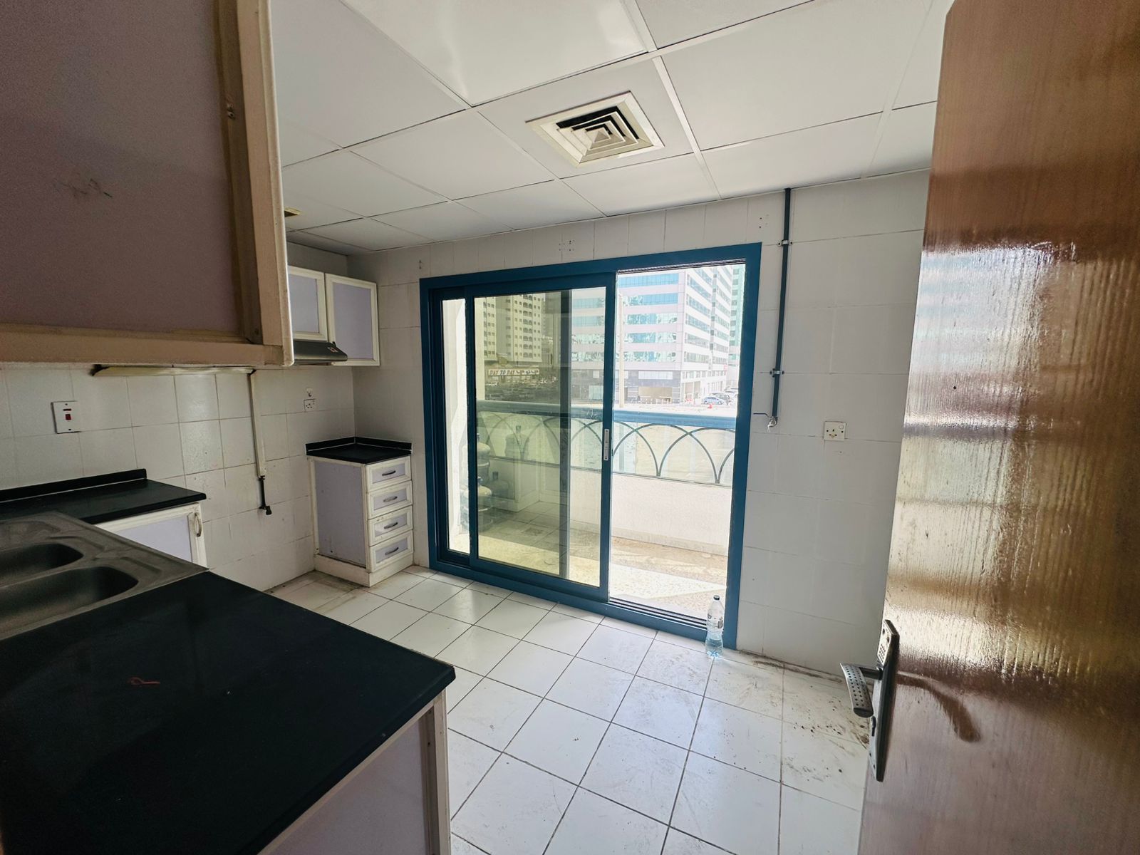 Includes a free chiller, large spaces, superb apartment finishes, and with open view , in a vibrant location close to all services.