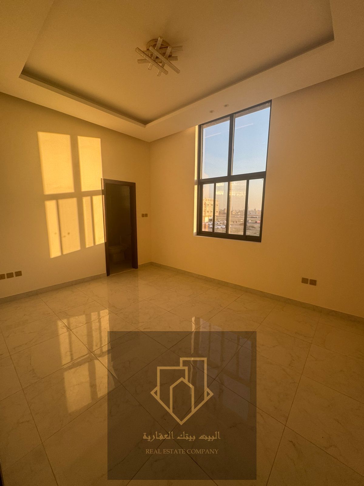 Two-bedroom apartment with a spacious living room, first tenant, super deluxe finishing, two bathrooms, and a balcony. Prime location with easy access