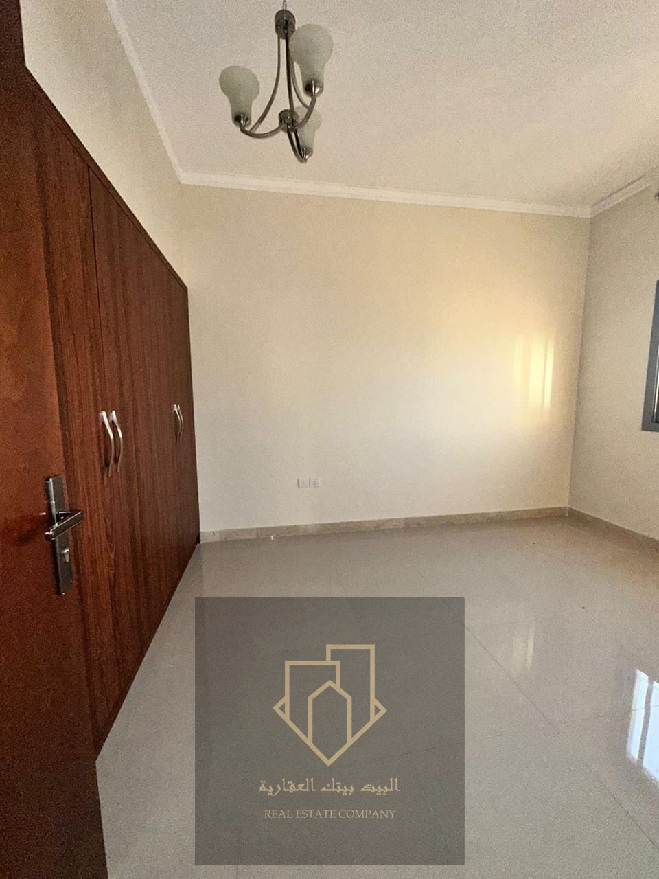 Three-bedroom apartment with a living room, large space, three bathrooms, laundry room, and maid's room. Includes free parking, free gas, and full fre