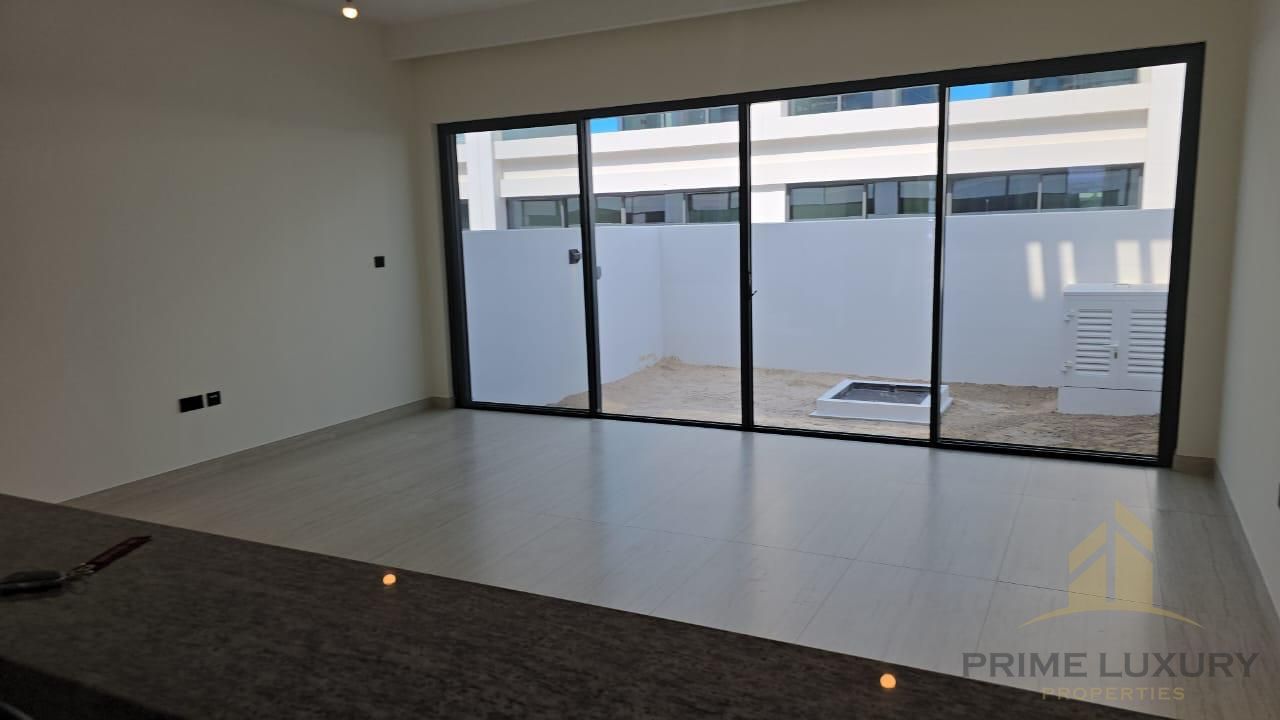 Brand New | Vacant | Amazing 5 BHK | Middle Unit