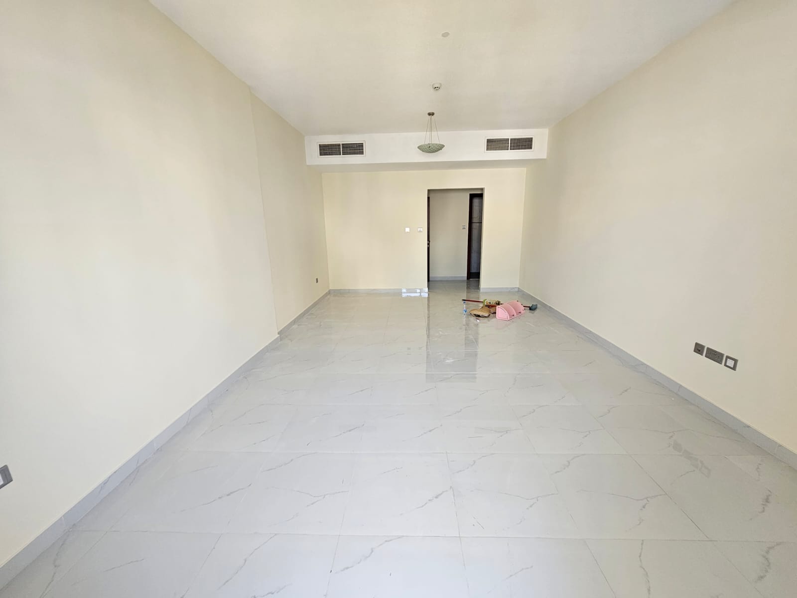 With free parking and one month free. Very spacious apartment with excellent finishing, open view, prime location, close to all services.