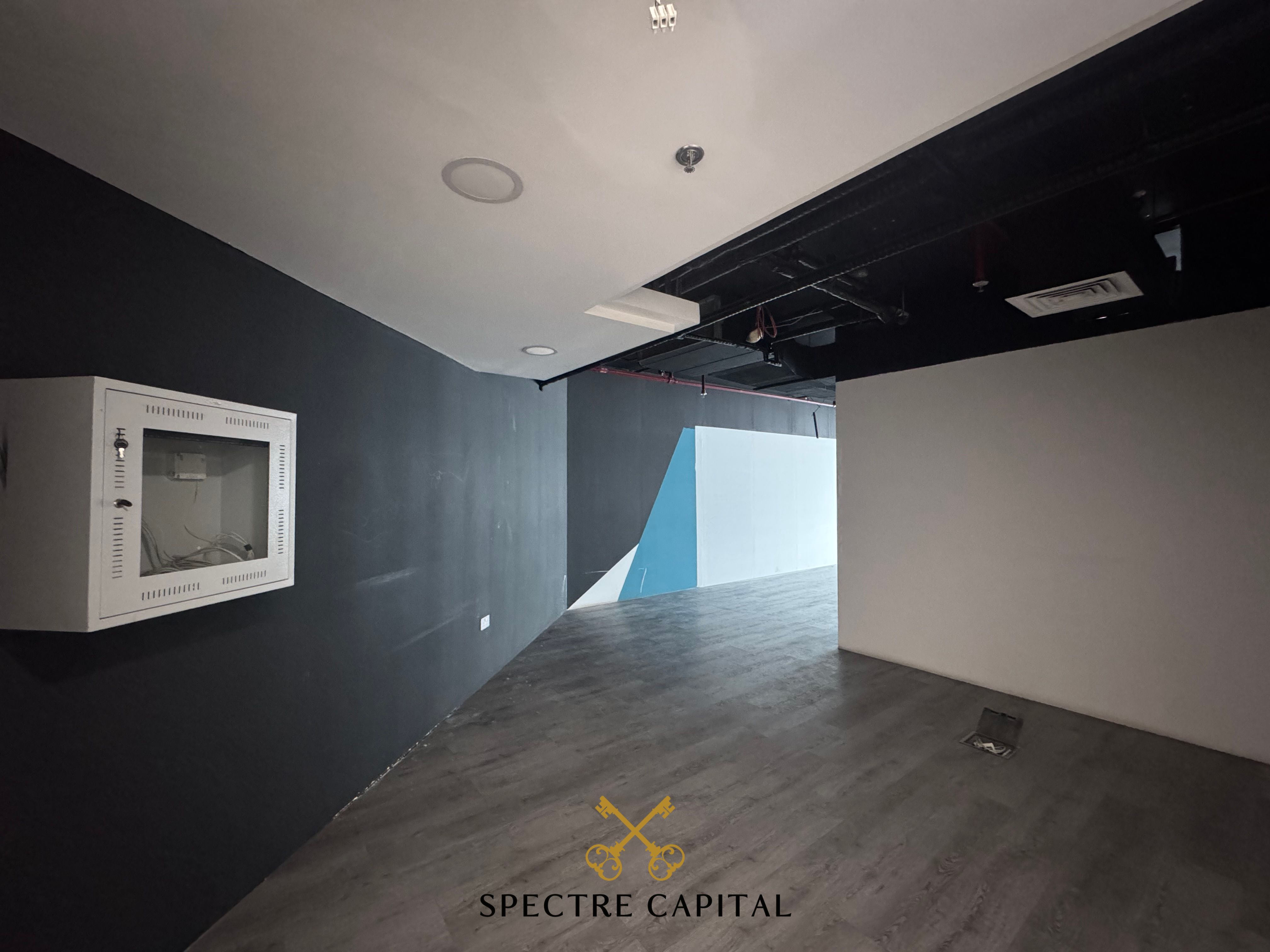 OPEN LAYOUT OFFICE | SPACIOUS LAYOUT | CANAL VIEW