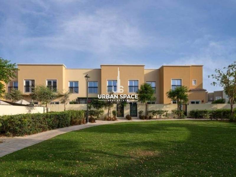 Single row | backing pool and park | Close to amenities.