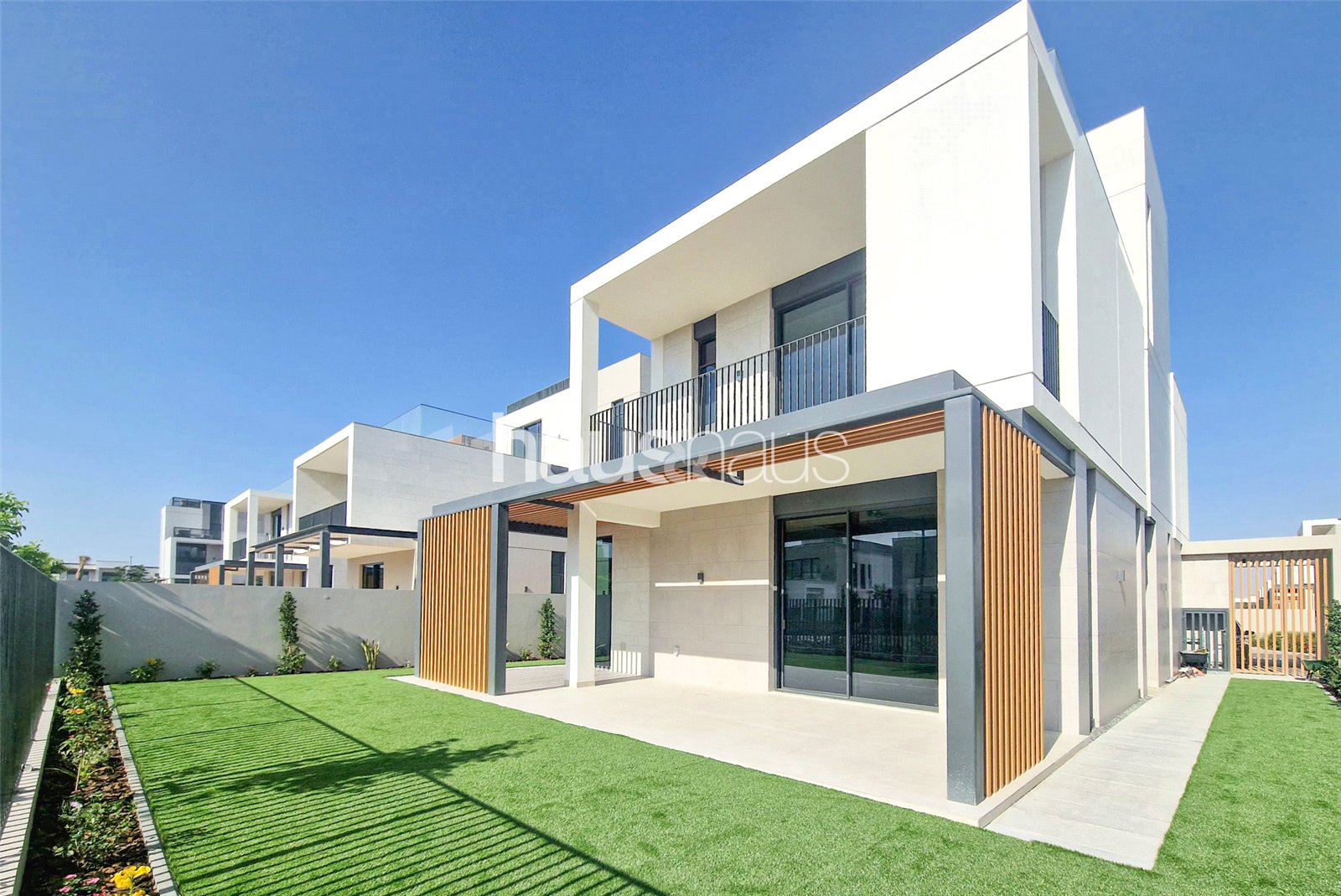 Family Living | 60 Sec to the Pool | Vastu