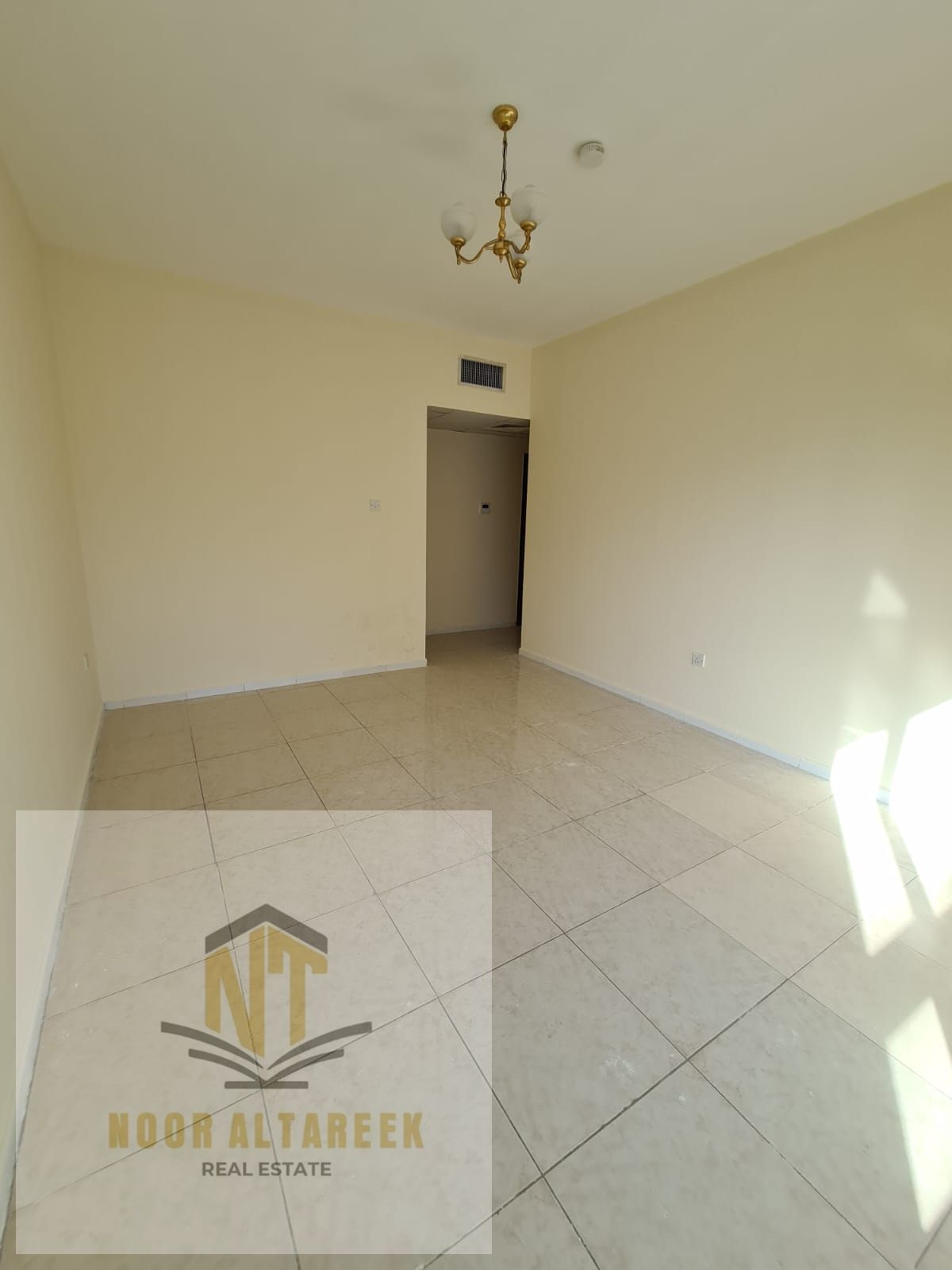Professional and attractive ad: Spacious apartment for annual rent, ideal for families. The unit features **3 bedrooms, including 1 master bedroom**,