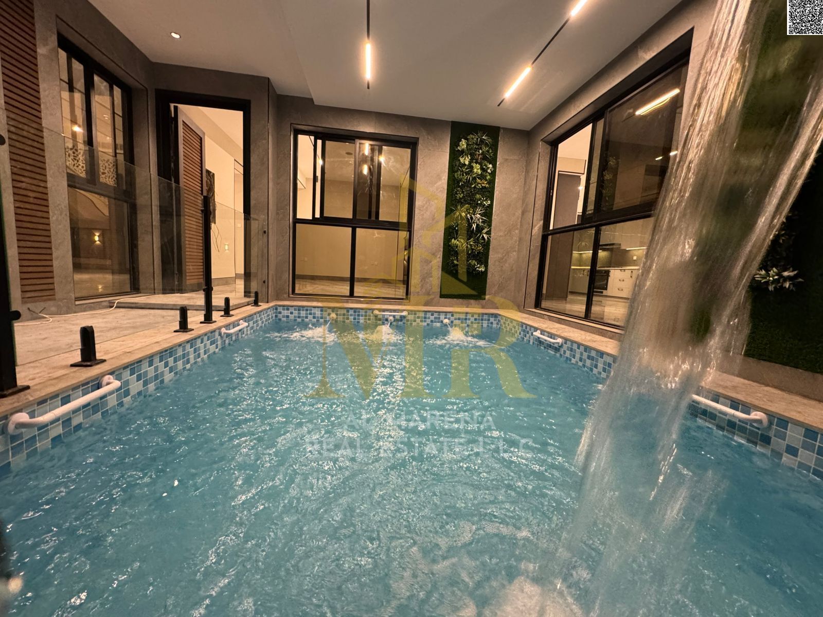 For sale: Corner villa in Al-Amrah area, 7 bedrooms, with swimming pool and roof terrace. Includes electricity, water, and air conditioning. Super del
