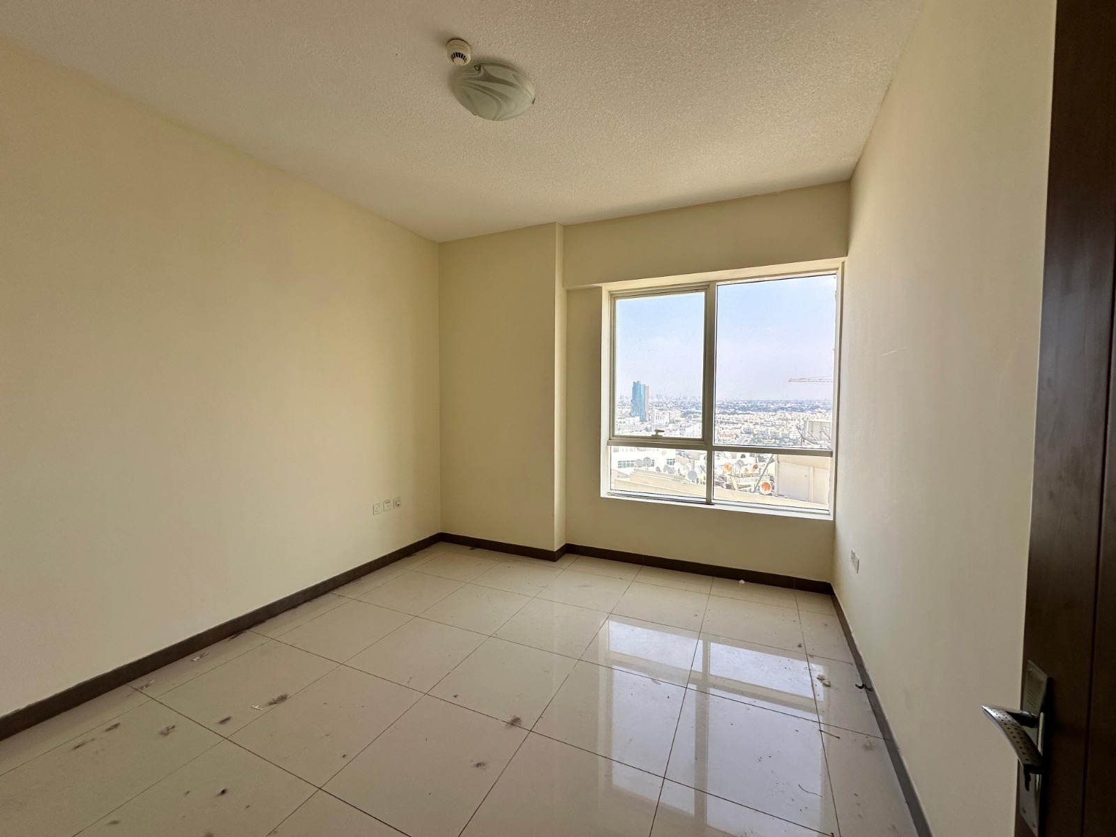 With one month free, free gym access, very spacious layout, excellent apartment finishes, open view, and a prime location close to all services nearby