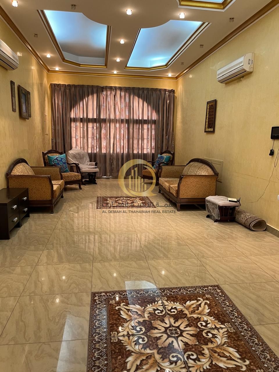 For sale: residential villa in Al Quoz area, Wasit Suburb, Sharjah. Close to shops. Land area: 7,568 sq ft Two floors consisting of: 5 master bedr