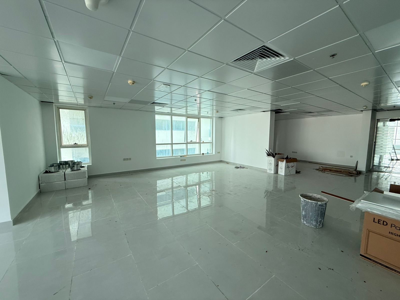 Large office in one of Sharjah’s most famous towers, 2 bathrooms, prime view, suitable for all business activities, unbeatable price