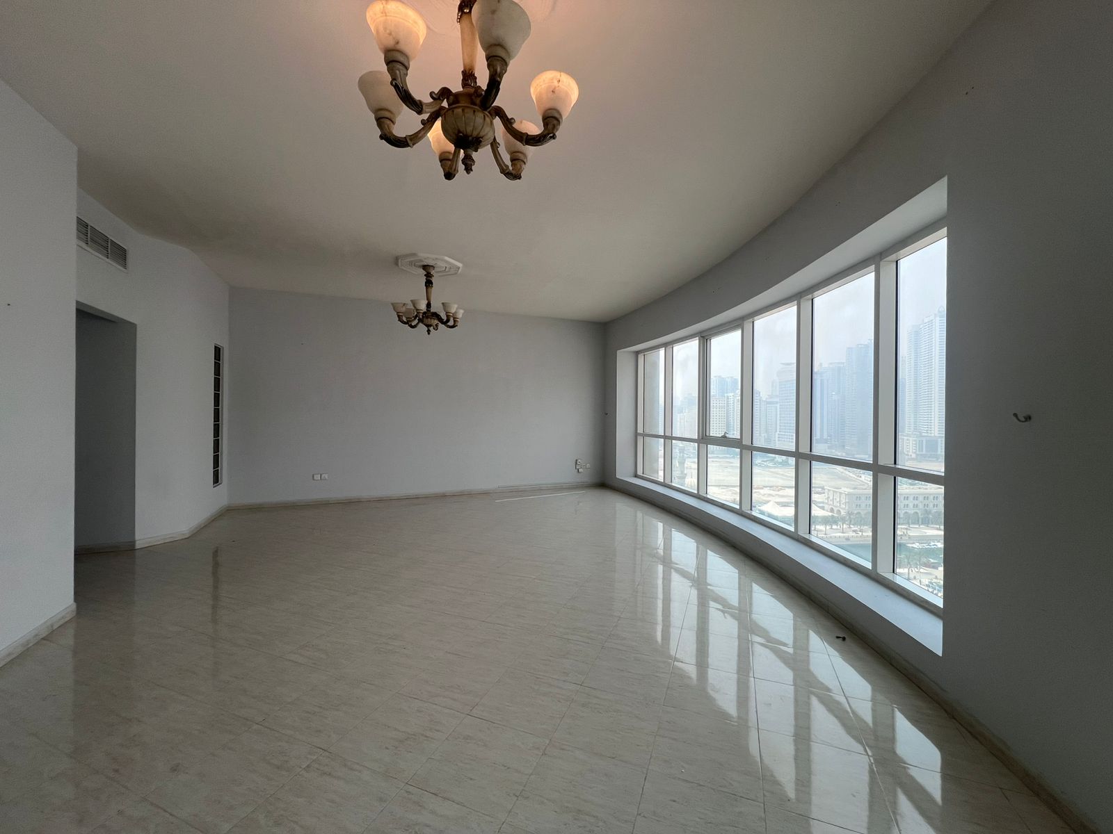 American-style kitchen with one month free, complimentary gym, open view, three bathrooms, laundry room, and master bedroom. Beautiful finishing in a