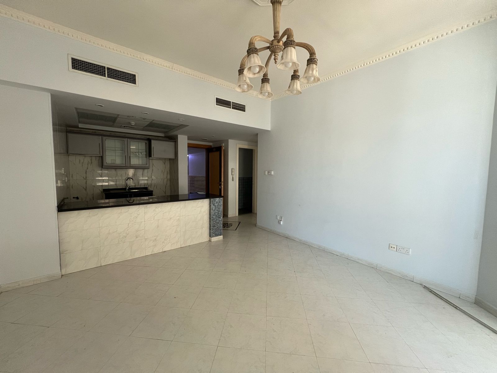 American-style kitchen with landlord-provided air conditioning and one month free, including complimentary gym and swimming pool. Built-in wardrobes,