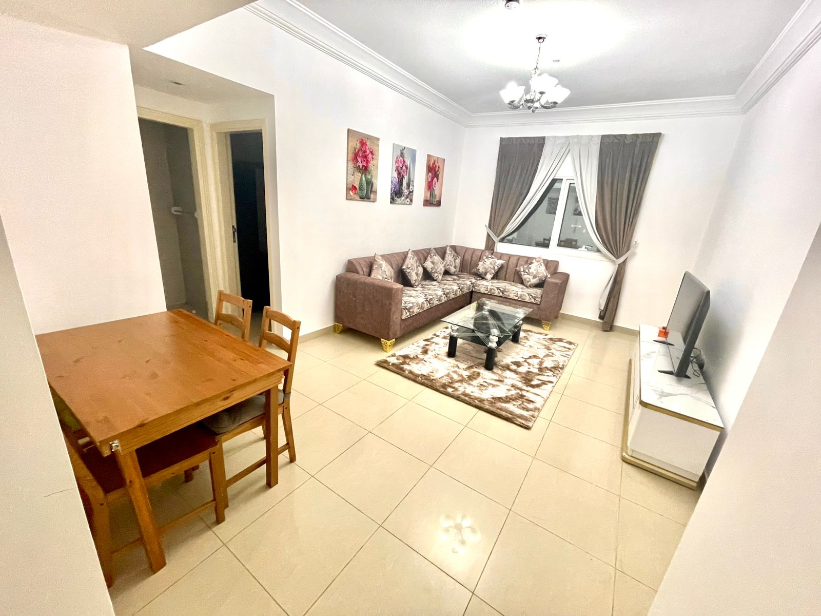 Furnished 1BR apartment with central AC, open view, 2 bathrooms, gym, good space, close to all services. Rent AED 5,000 monthly.