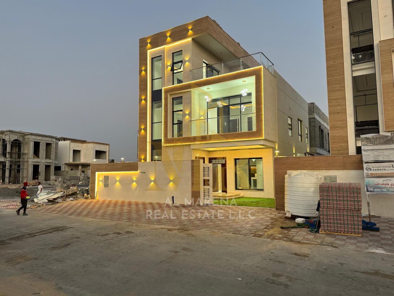 Villa en pleine propriété, directement du propriétaire, finitions sur mesure, située sur une rue principale à proximité de toutes les commodités. Acce