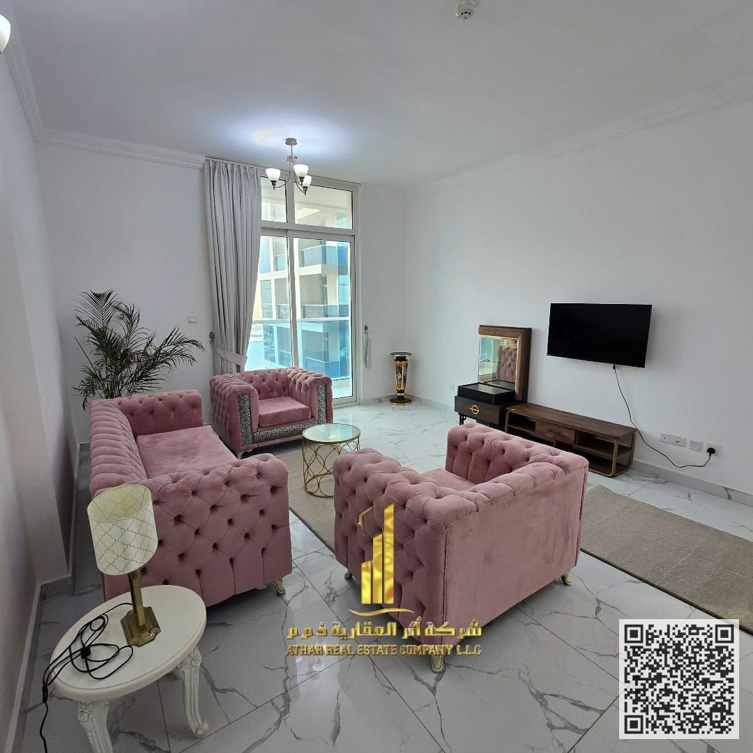 Luxurious and elegant two-bedroom apartment with a living room, fully furnished with brand new, high-end furniture, in a prime location with a gym, sw
