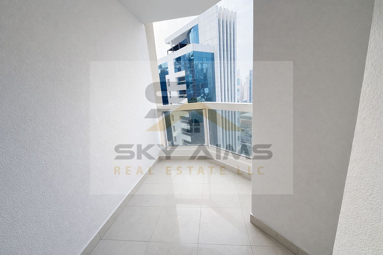 Huge Balcony |3 Masterbedroom | Close Kithen