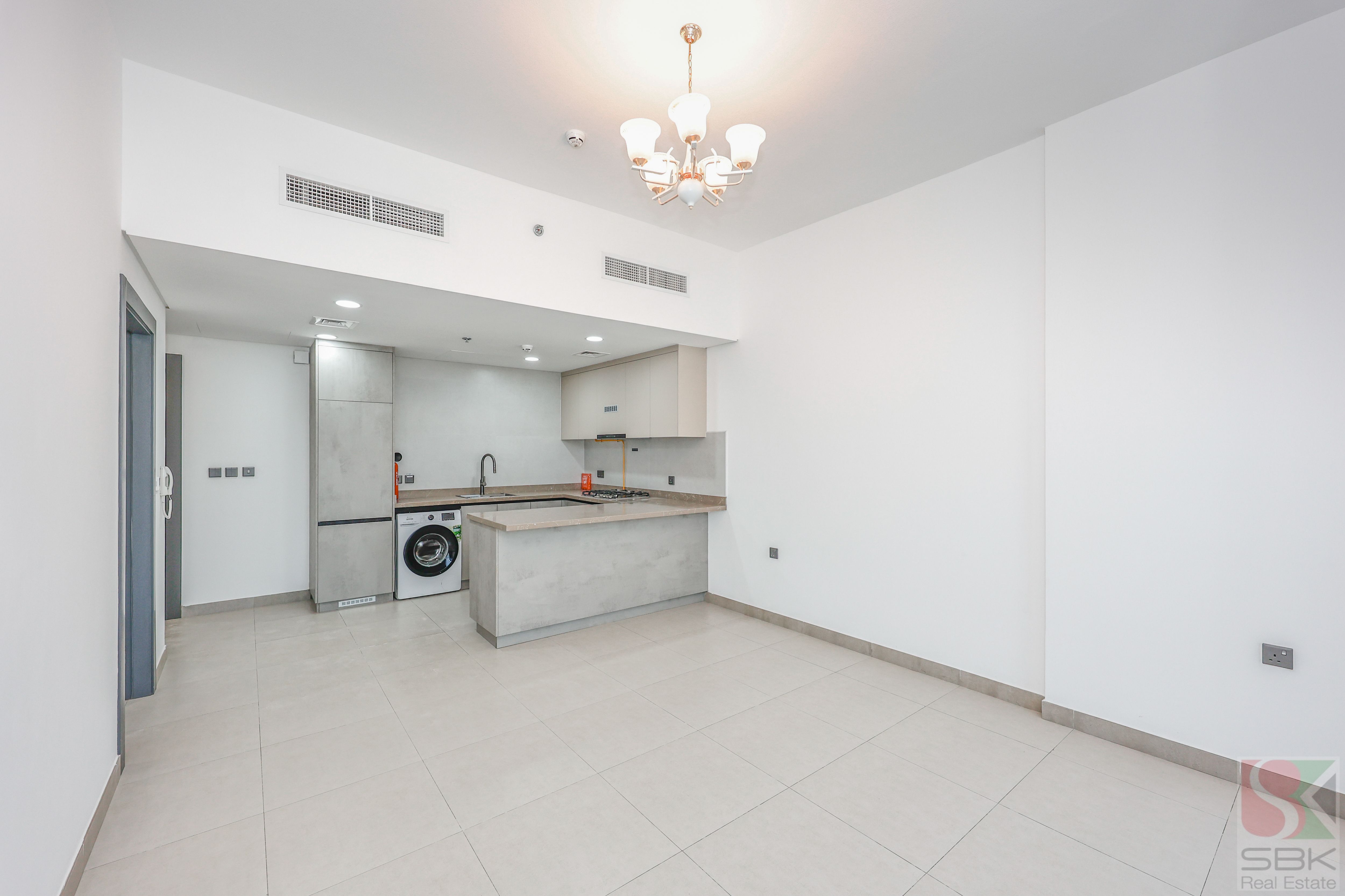 Huge Apartment With Maid Room