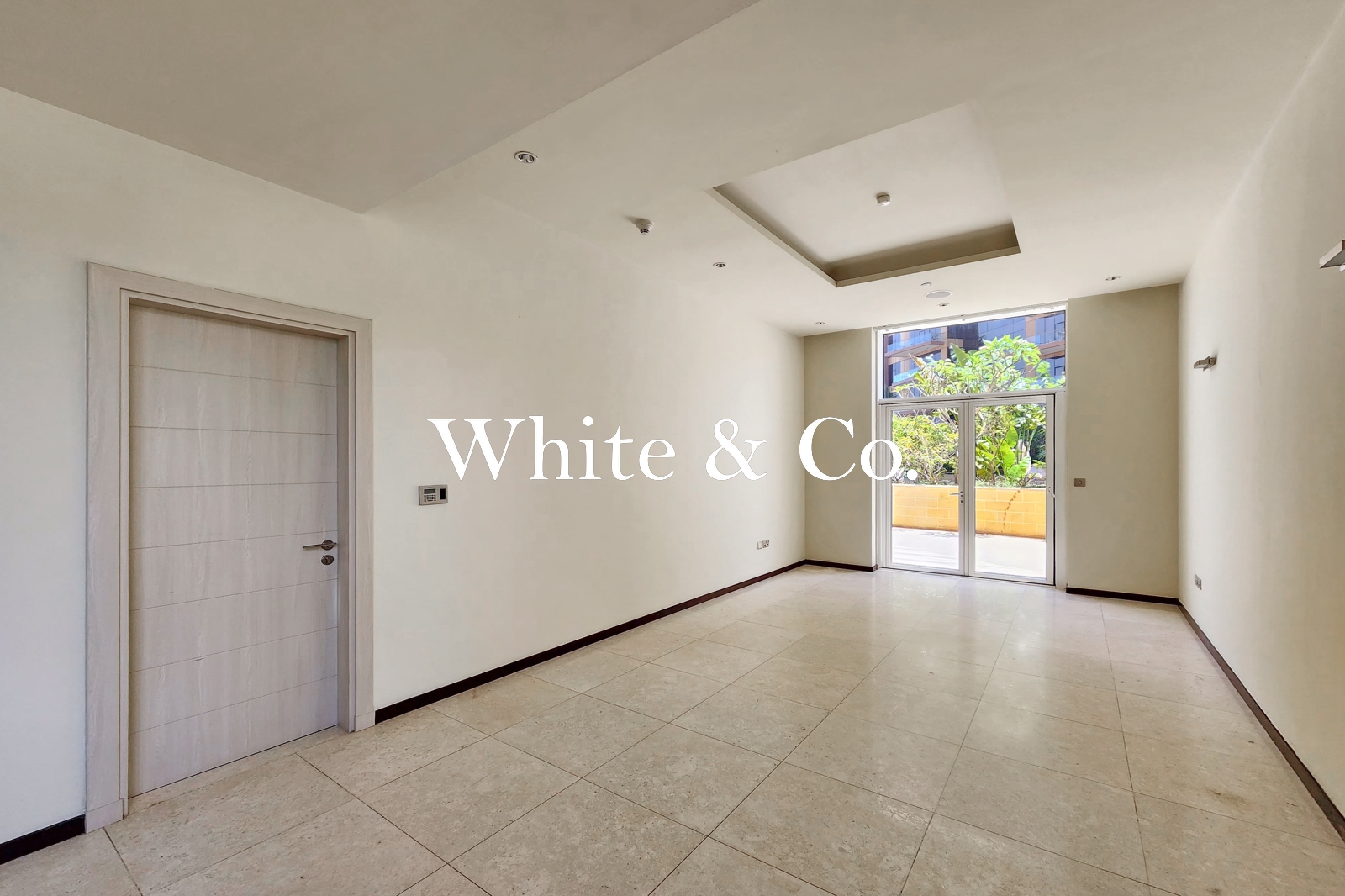 Vacant soon| Large terrace |Private Beach