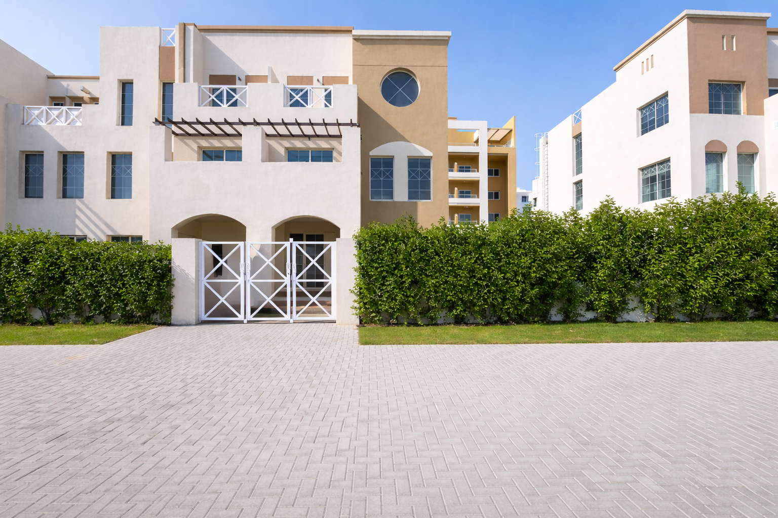 MASSIVE LAYOUT | POOL | COVERED GARAGE