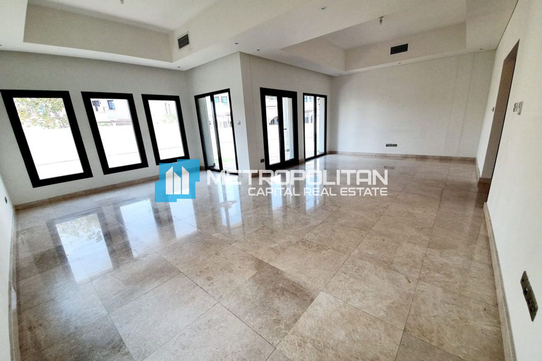 Single Row 5BR | Close to Amenities | Prime Area
