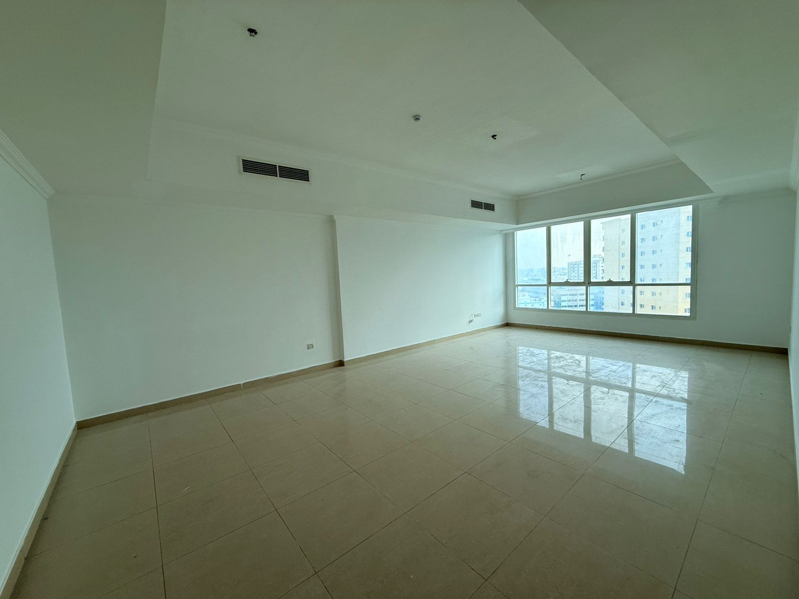 Free parking _ Large spaces| maid's room _ Flexible payment options _ Deluxe finishing _ Prime location on Lake Corniche _ Direct exit to Dubai