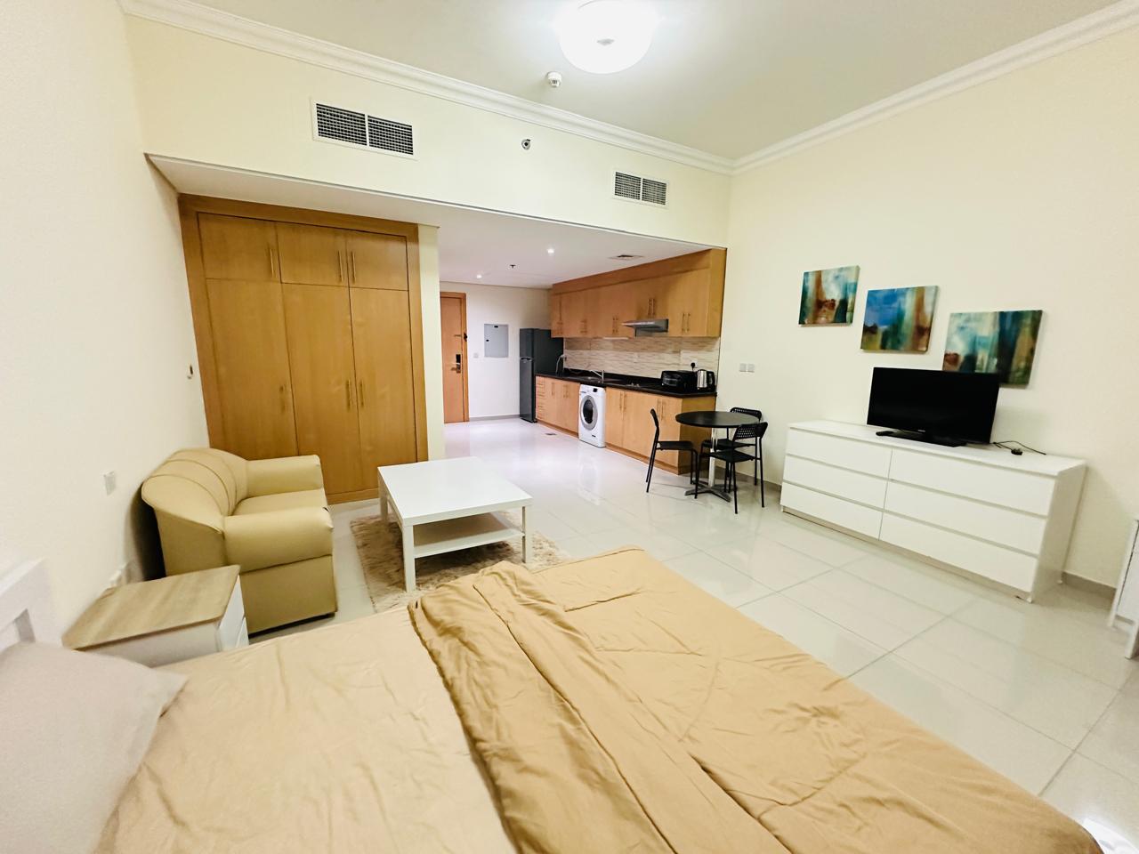 Furnished Studio for Rent | Lincoln Park, Arjan