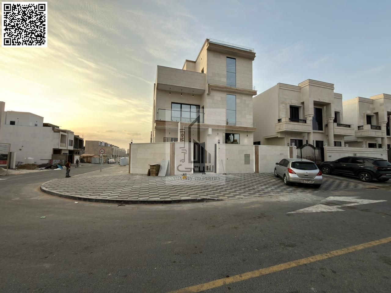 Villa for Sale in Al-Haliyo Area Features: • 5 Master Bedrooms • Majlis with Bathroom • Living Room with Bathroom • Main Kitchen • Maid's Room