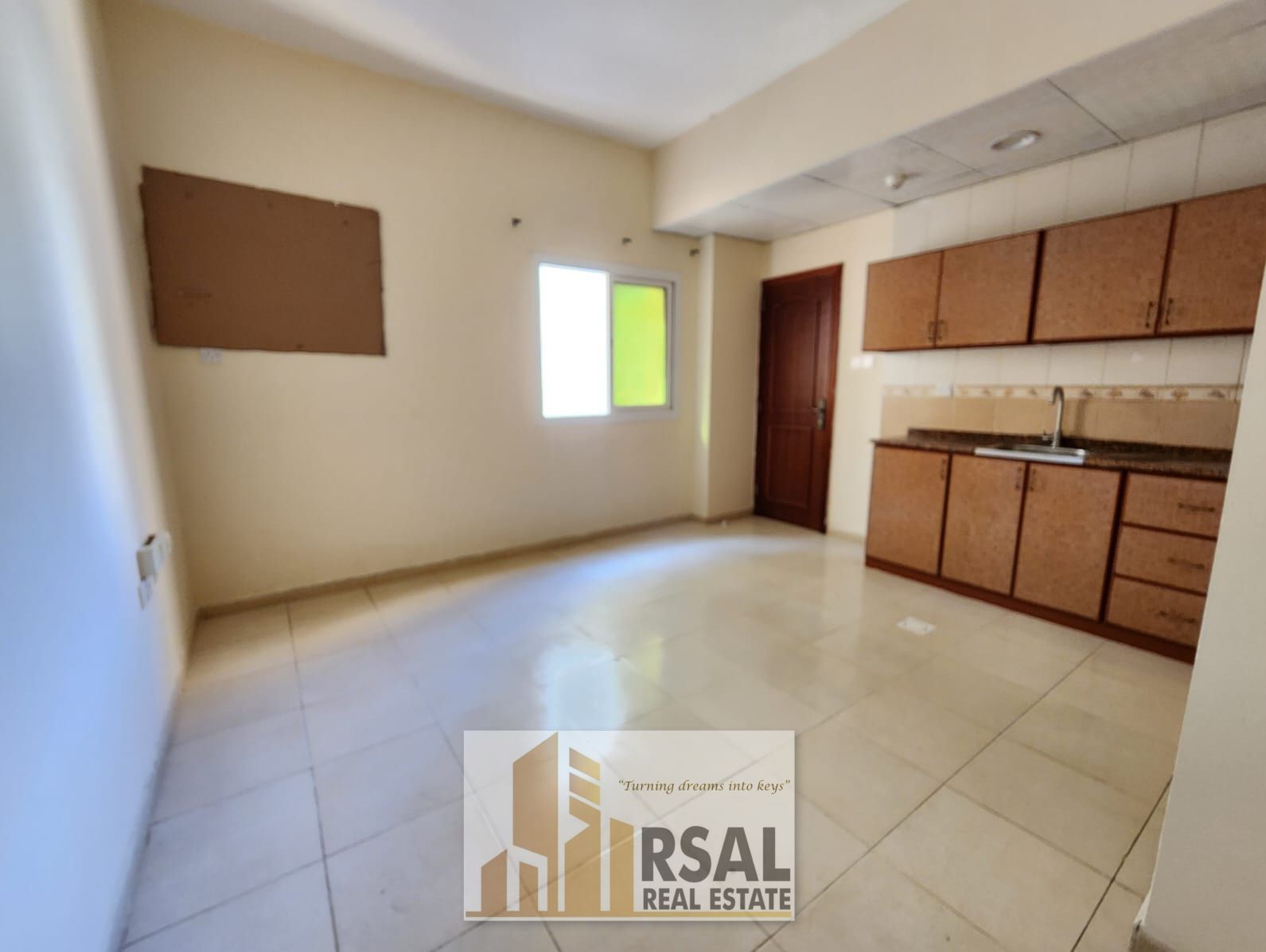 Lavish Studio/Family Building/No Deposit/Near Fakhar Pakistan Resturtant