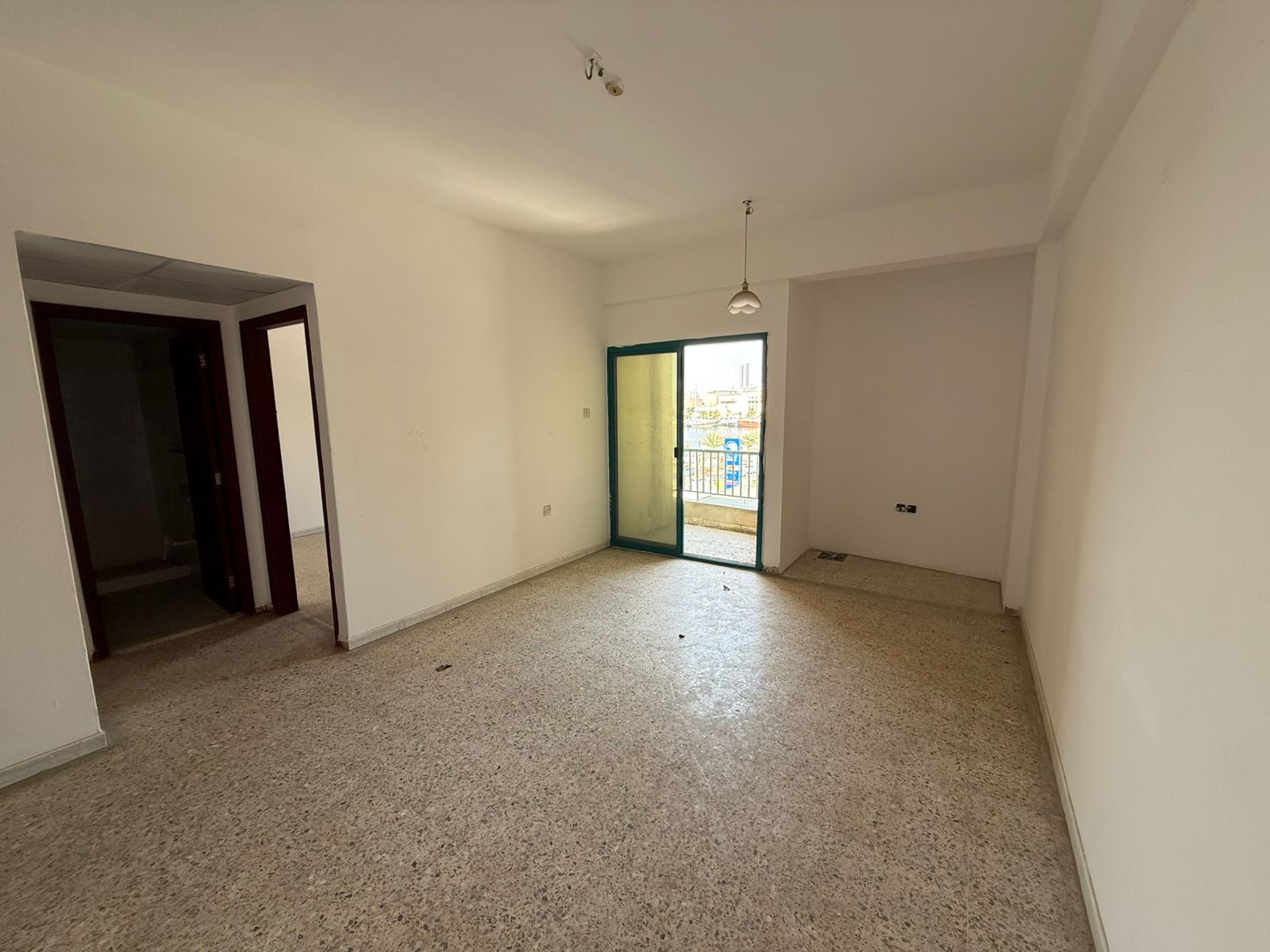 1BR apartment with balcony and open sea view, close to all services, markets and shops, prime location, bright and well ventilated, ready to move in