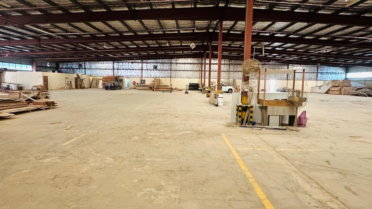 Prime Road Frontage, Over 1,500 KW – Warehouse for rent in Umm Ramool. . !!