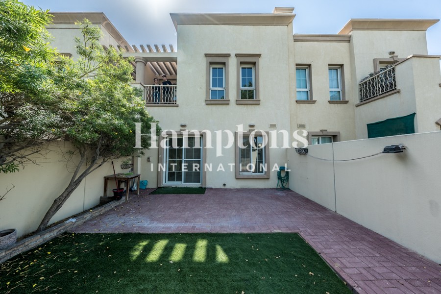 Single Row Townhouse | Spacious | Lake View