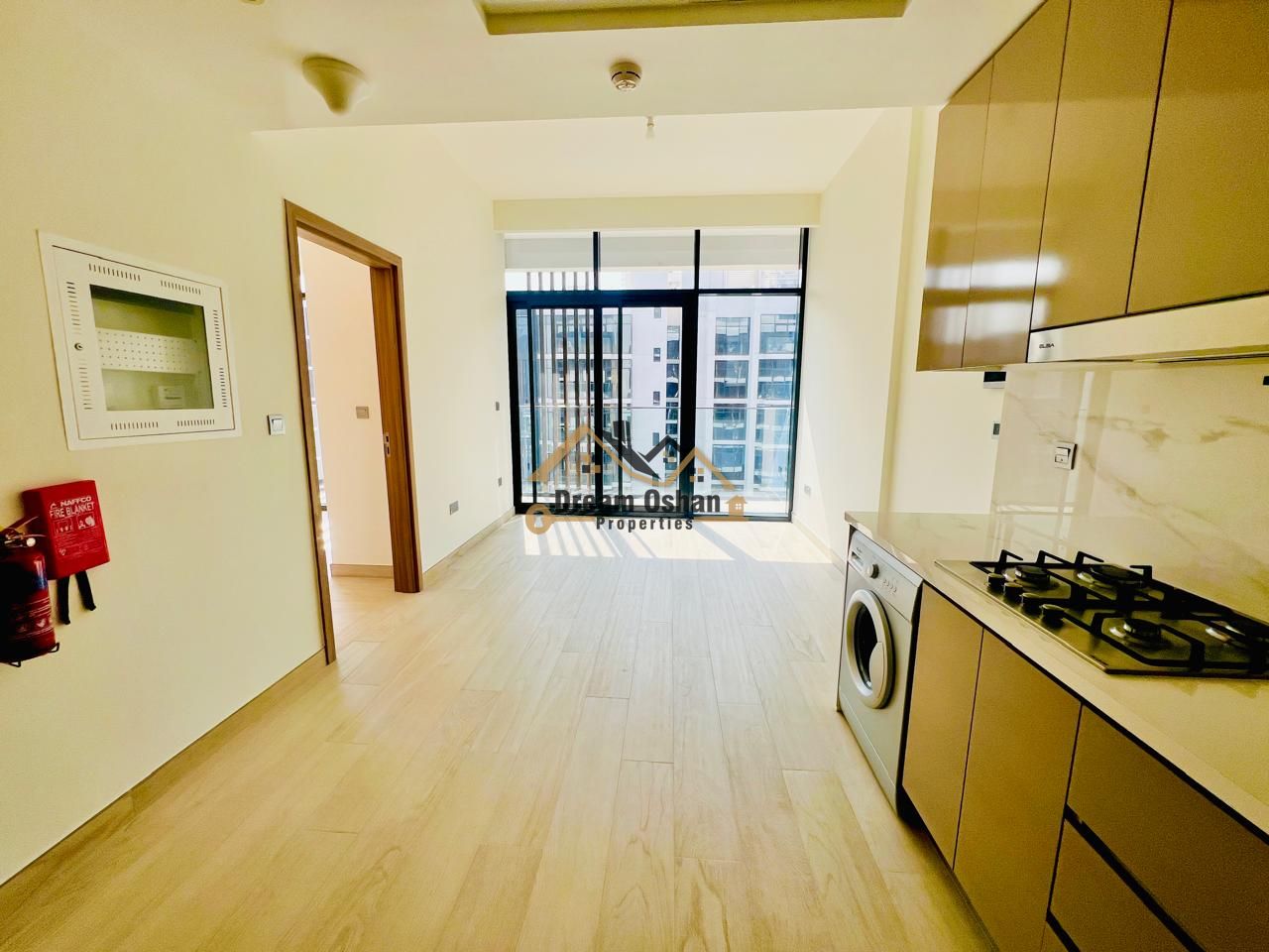 Pool View - Bright Unit | All Amenities