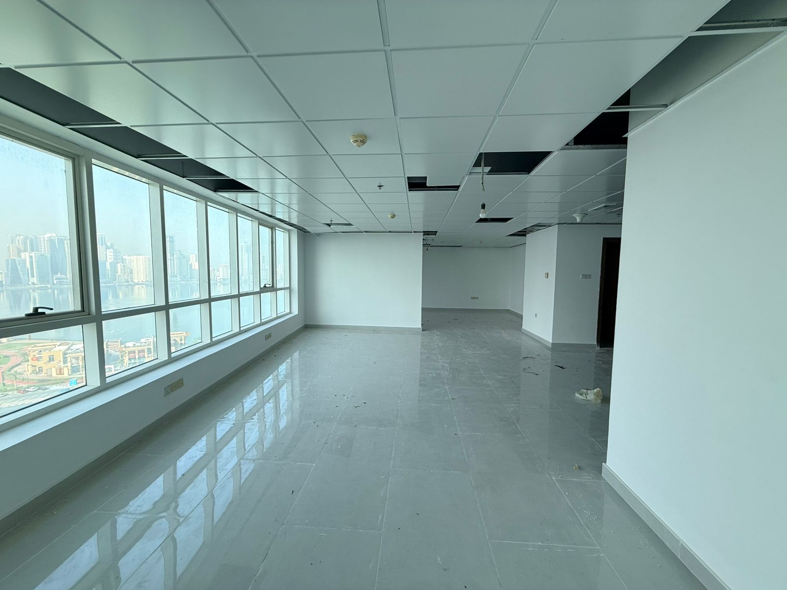 Luxury office for annual rent in Al Majaz 2, main road, strategic location with practical space for business activities, sea view.