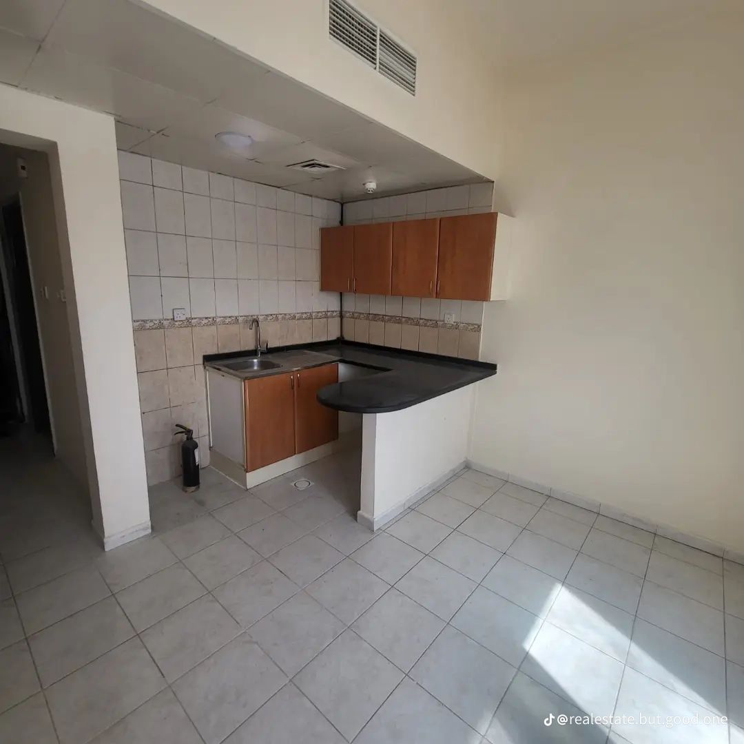 Price: Only AED 16,000 per year A fantastic opportunity for annual rent in Al Butinah! Spacious and practical studio apartment