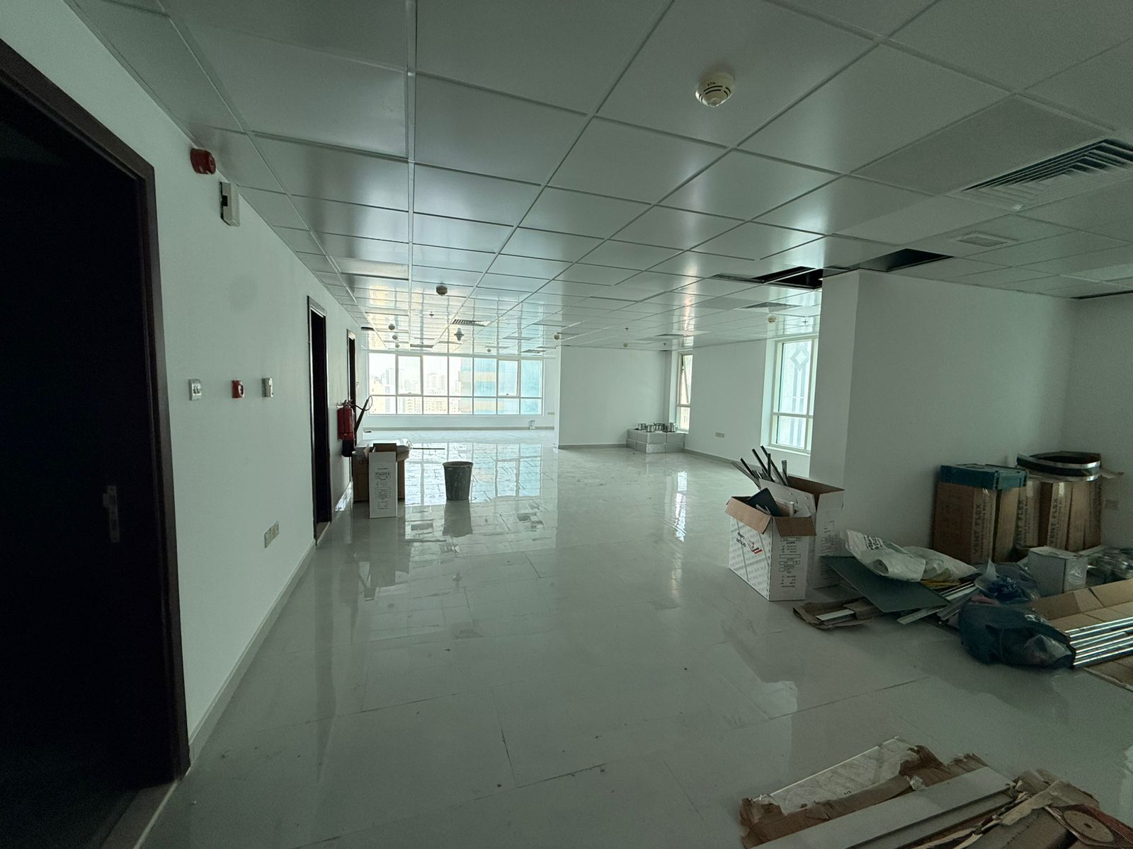 Luxury office for annual rent in Al Majaz 2, open view, parking, 2 bathrooms, pantry kitchen, good space, close to all services.