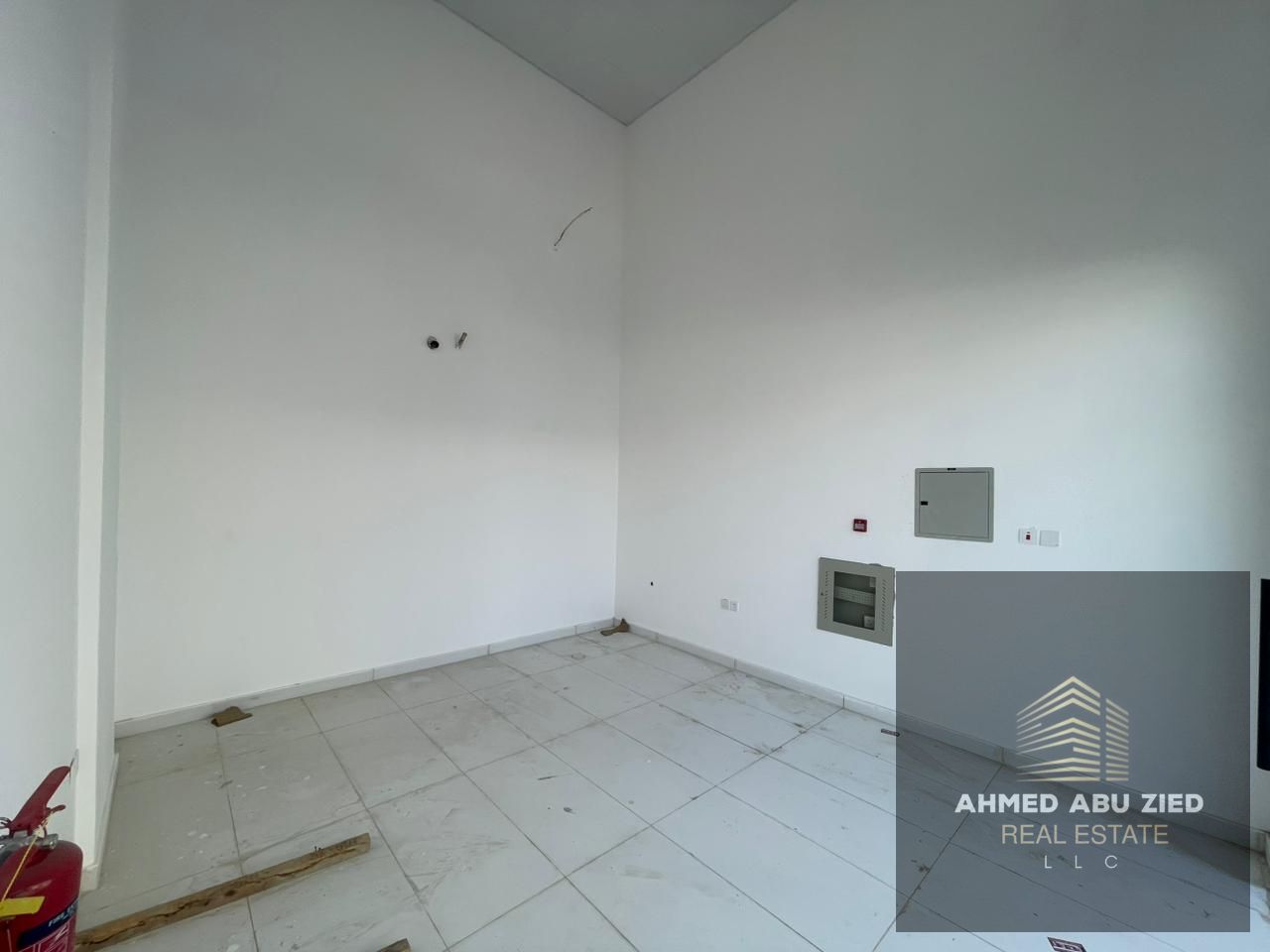The most prestigious and largest commercial space available for annual rent - Prime location - Suitable for various commercial activities - Vibrant lo