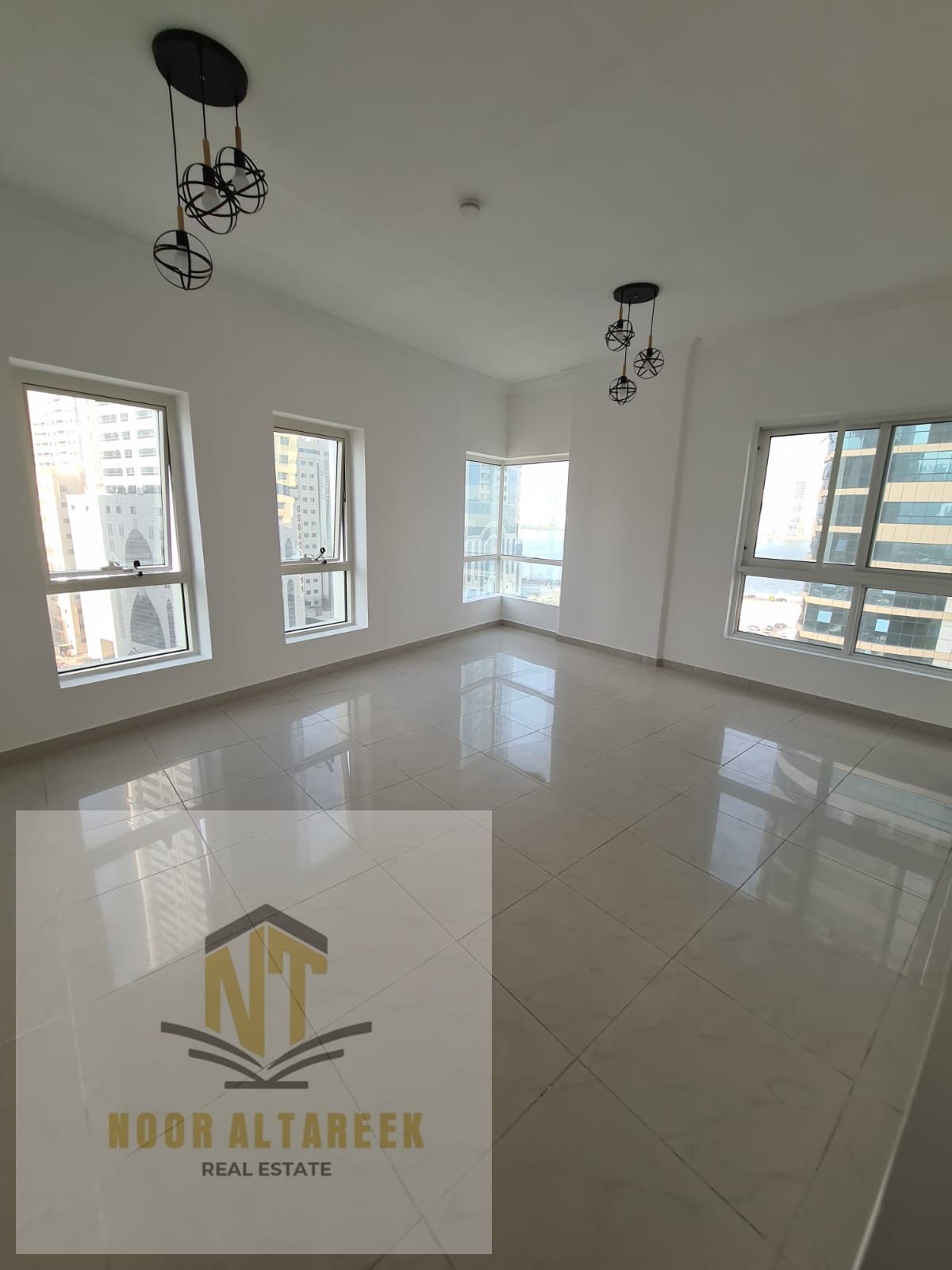 Professional and attractive ad: Spacious apartment for annual rent, ideal for families. The unit features **3 bedrooms, including 1 master bedroom**,