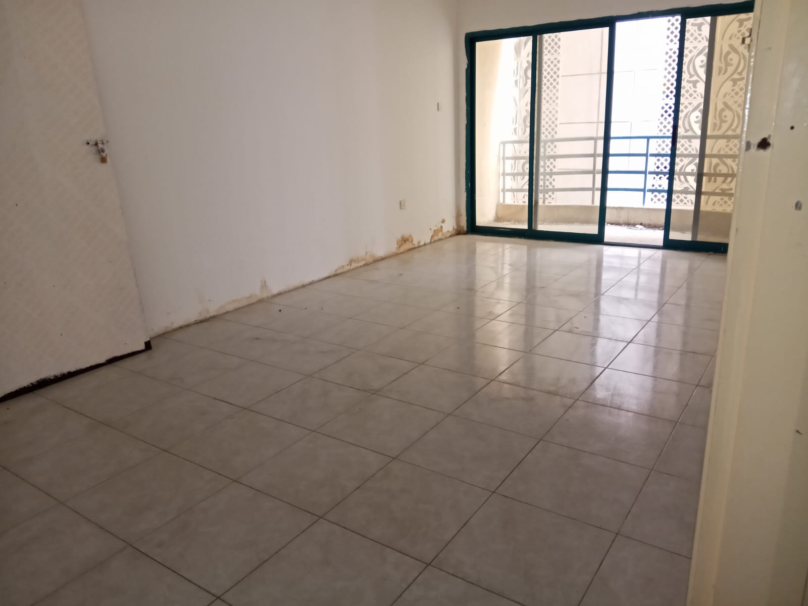 3BHK + maid room for rent in Al Majaz 3, central AC, balcony with canal view. Rent AED 45,000 in 4 installments.