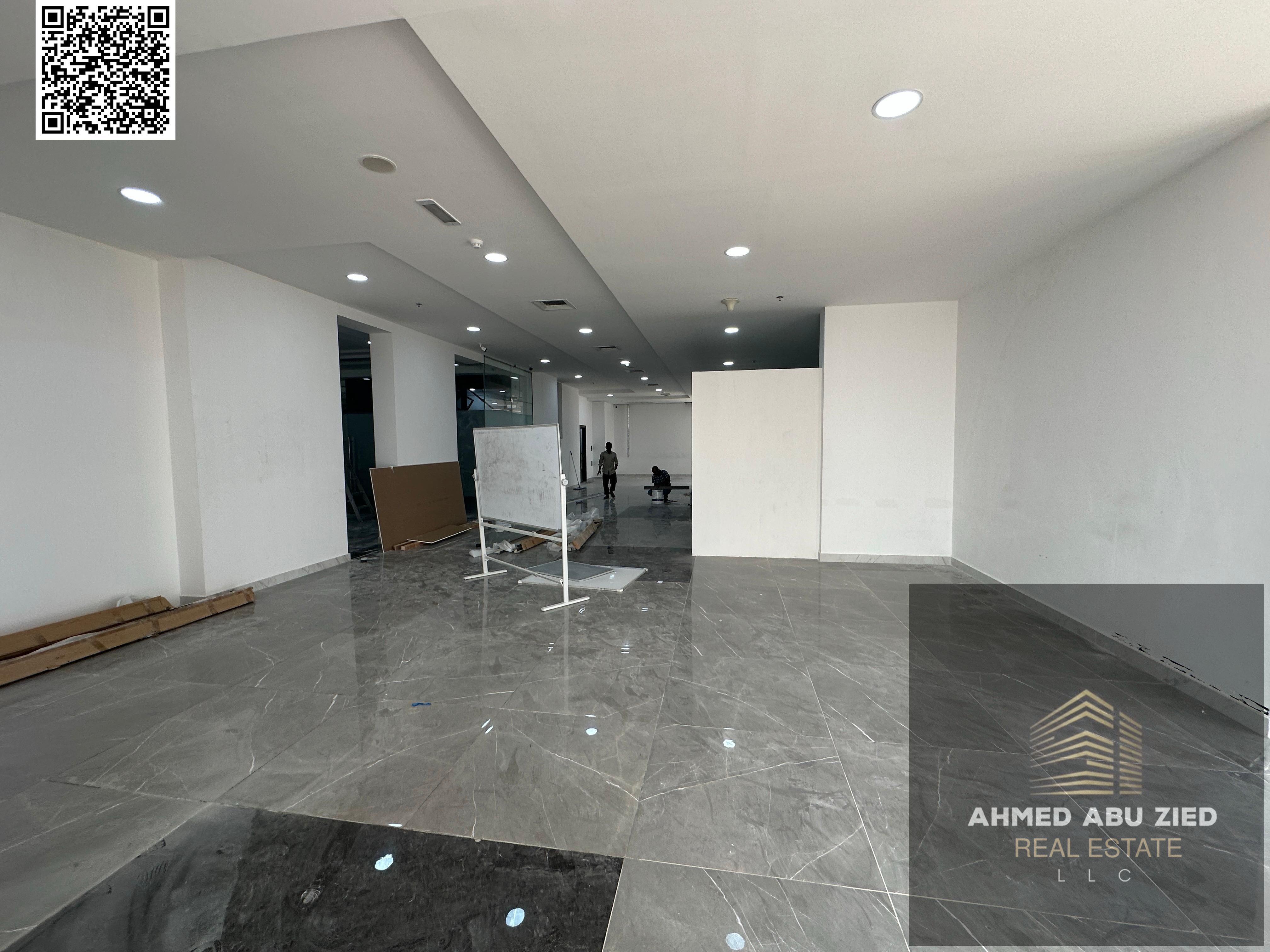 First tenant gets two months free! 5000 sq ft office space suitable for all commercial activities. Full maintenance included by the owner for the enti
