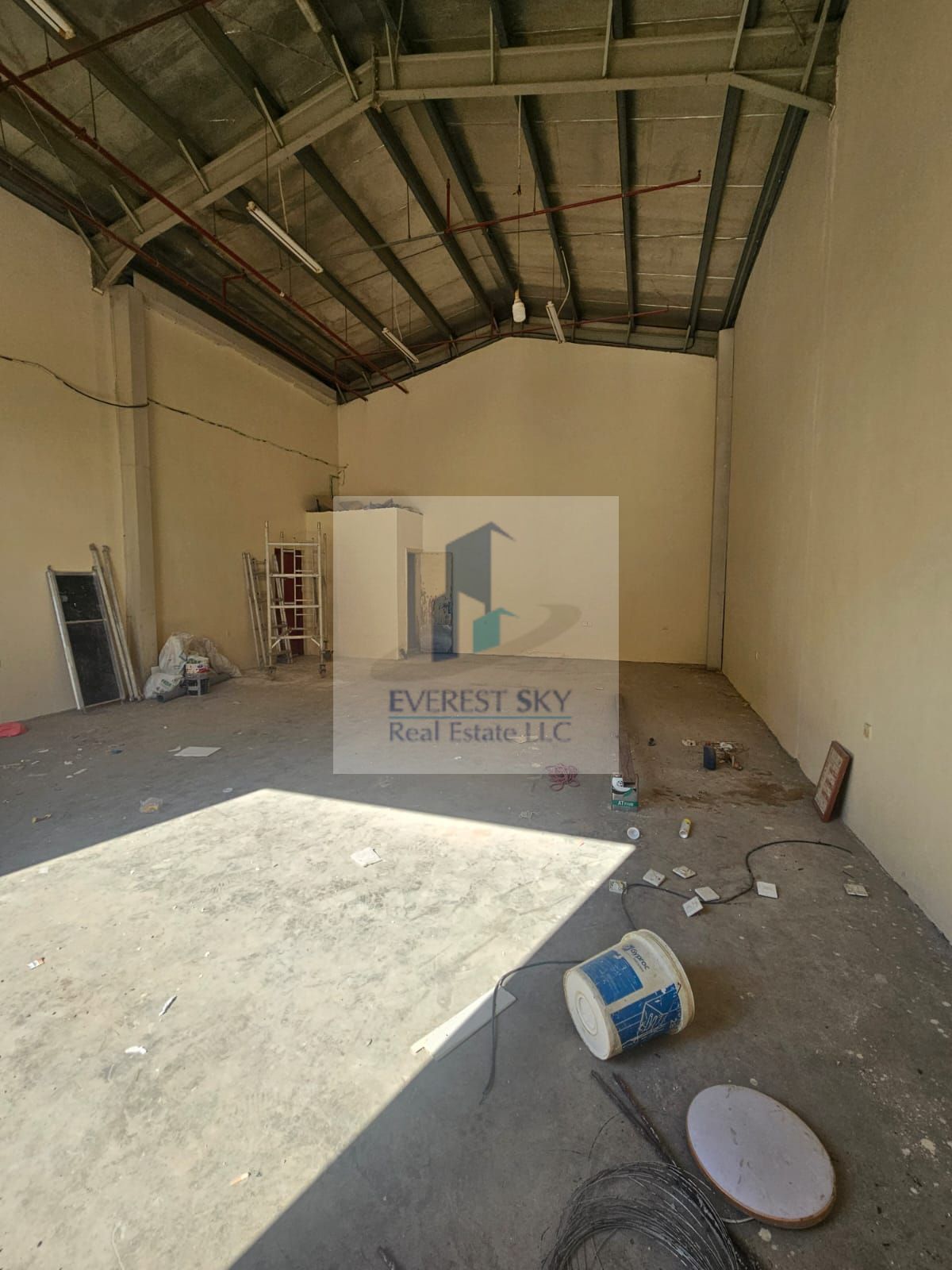 ONLY FOR STORAGE Top quality warehouse with toilet for urgent lease !!