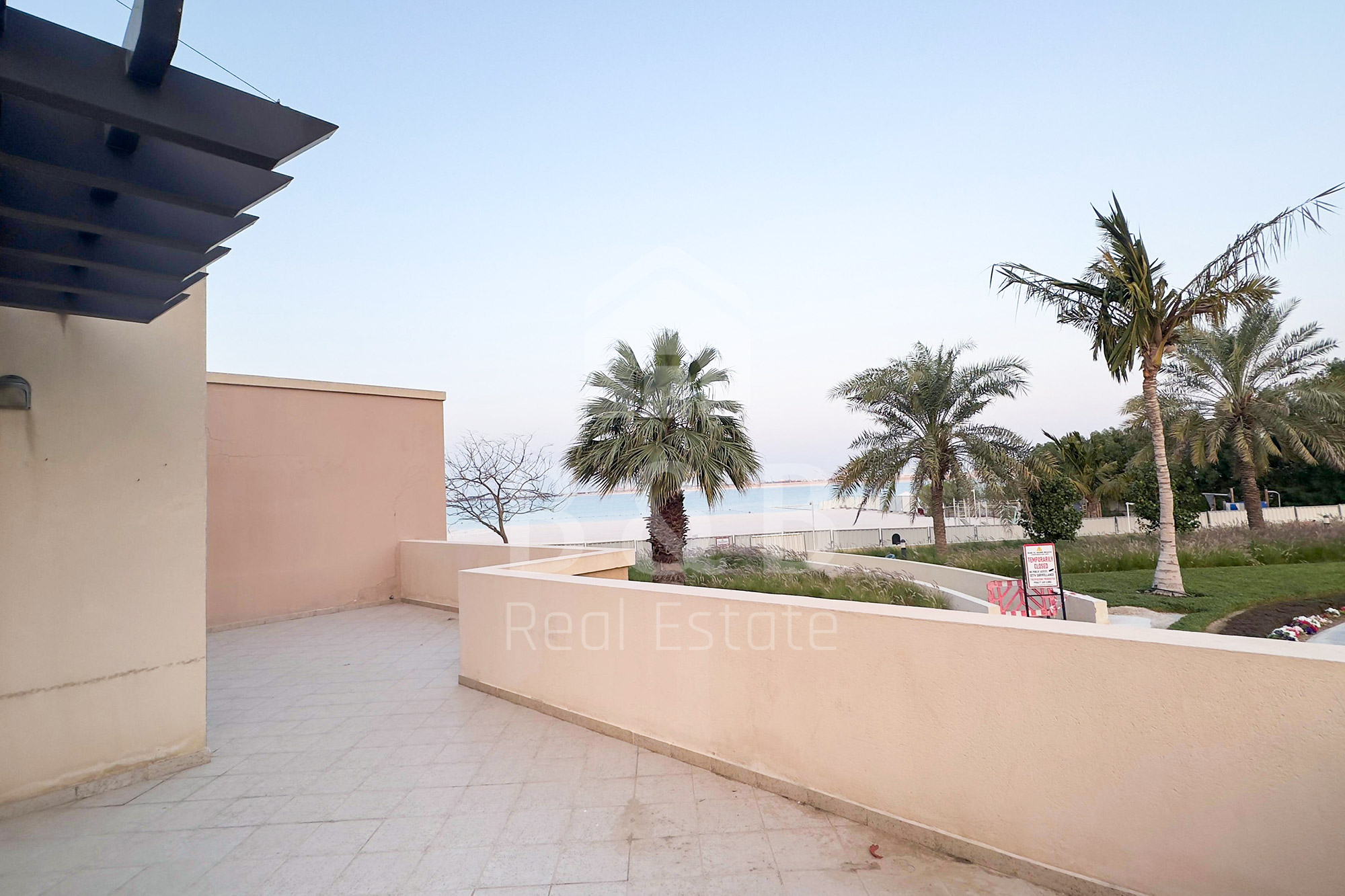 POOL VIEW VACANT - Direct Beach Access-Corner 1 BR