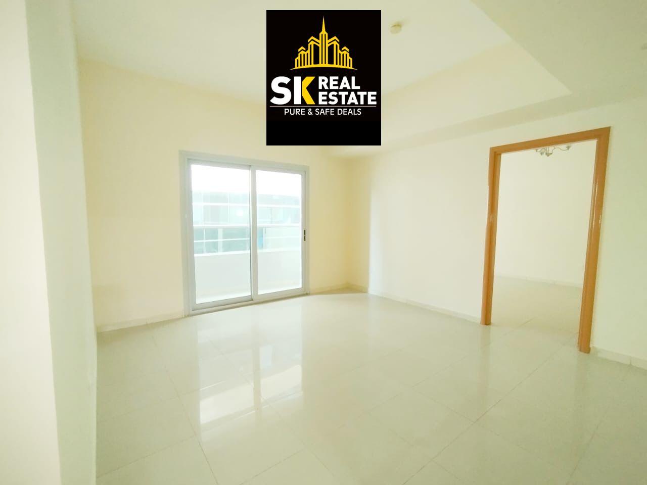 HOT DEAL LAVISH AND SPACIOUS ONE BHK WITH BALCONY ON A VERY PRIME LOCATION 3 YEAR RENT FIX FAMILY BUILDING