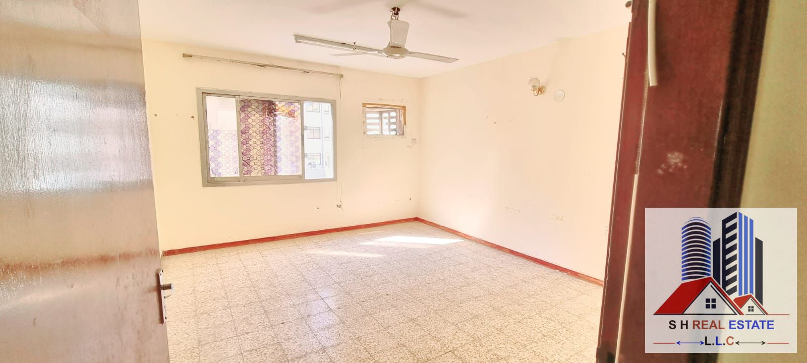 Huge Studio available with separate kitchen like mini 1bhk available in less price