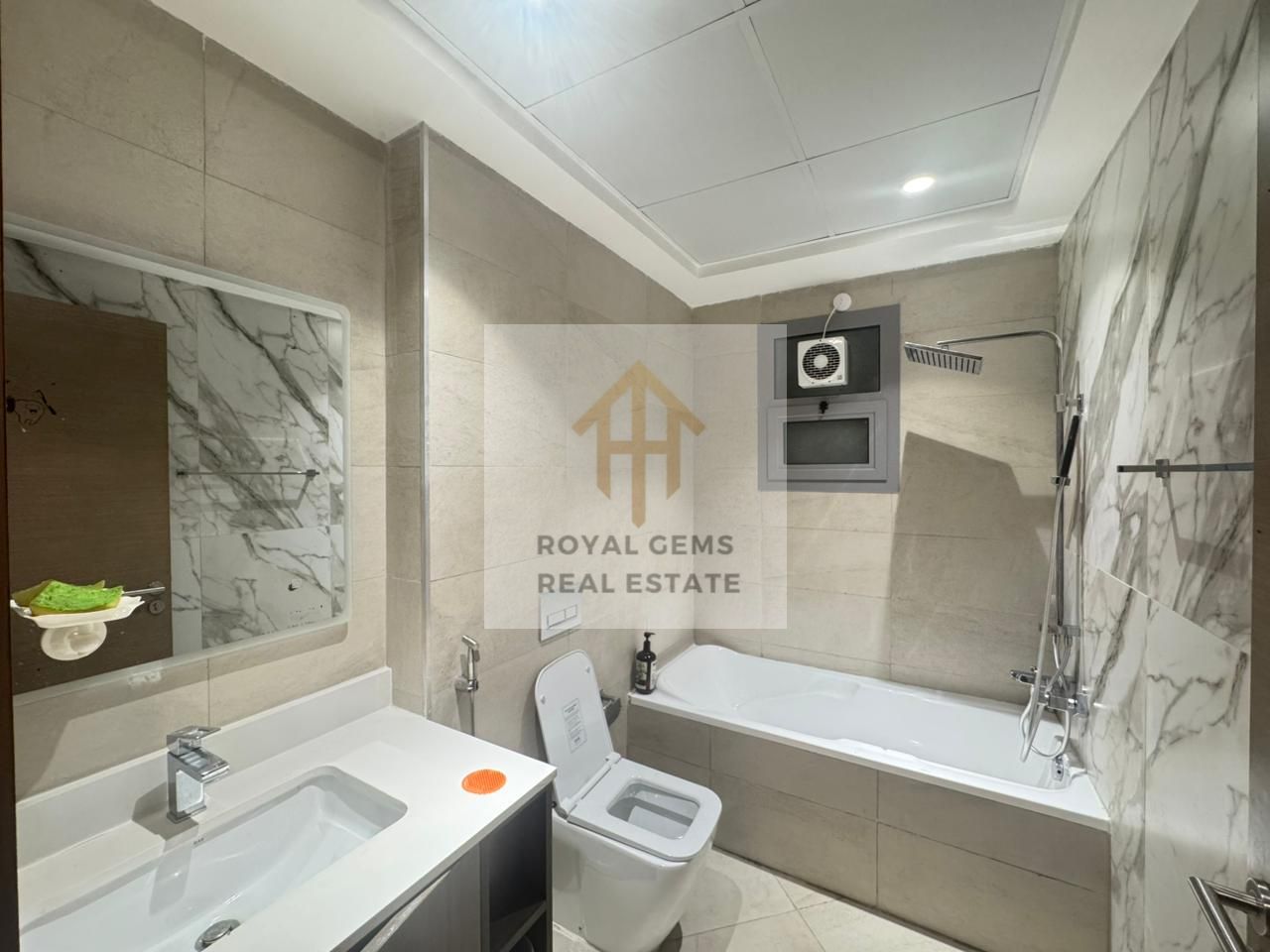 Spacious Two Bedroom Apartment with Parking GYM and Pool