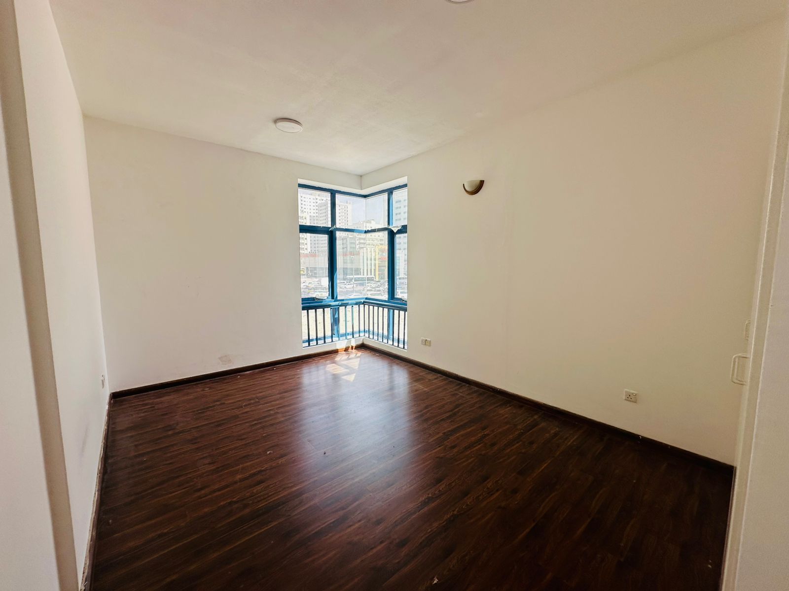 Free AC, balcony, wardrobes, spacious layout – your chance to rent in a prime location
